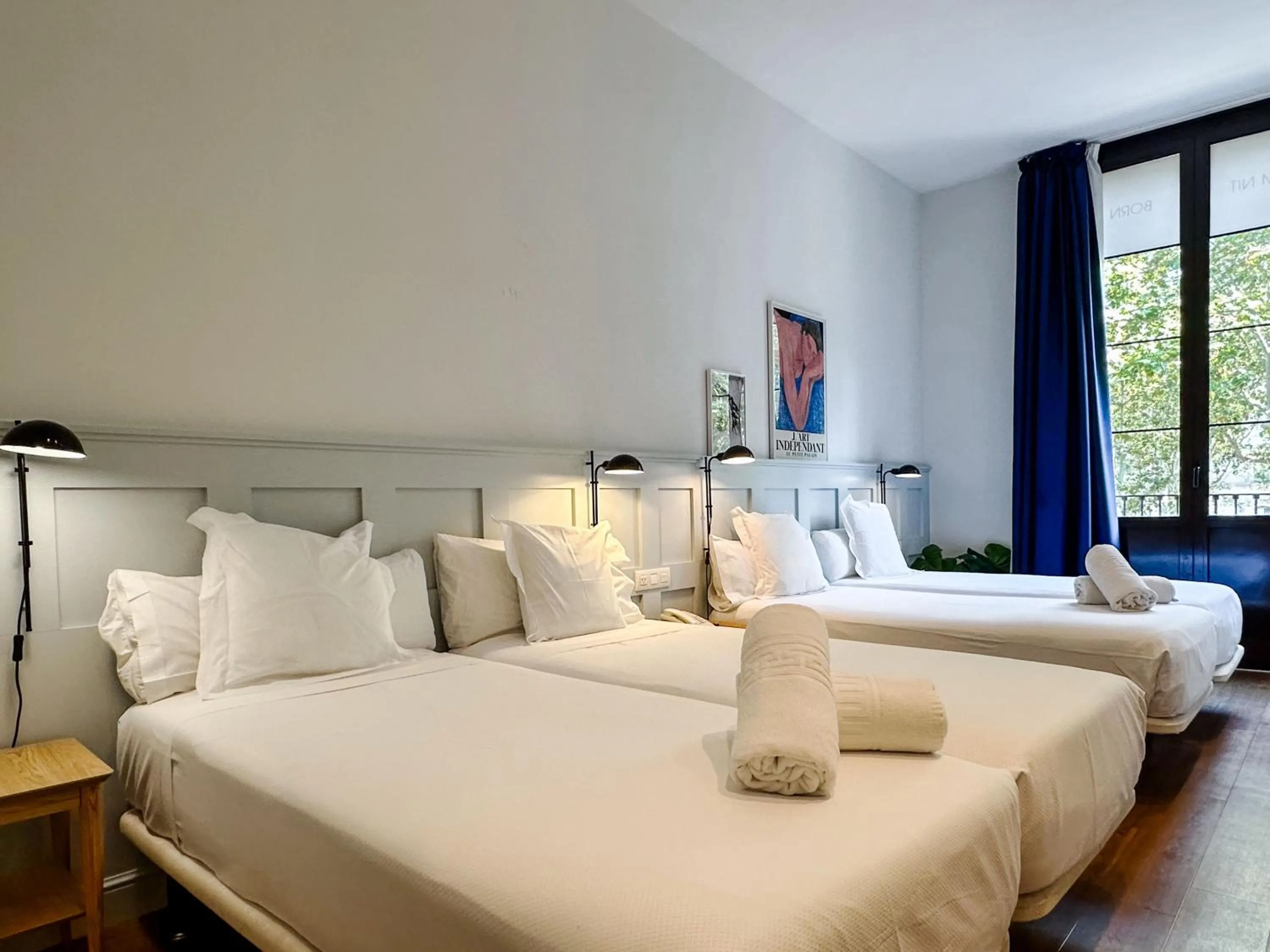 Photo of the whole room, Bed in Som Nit Born