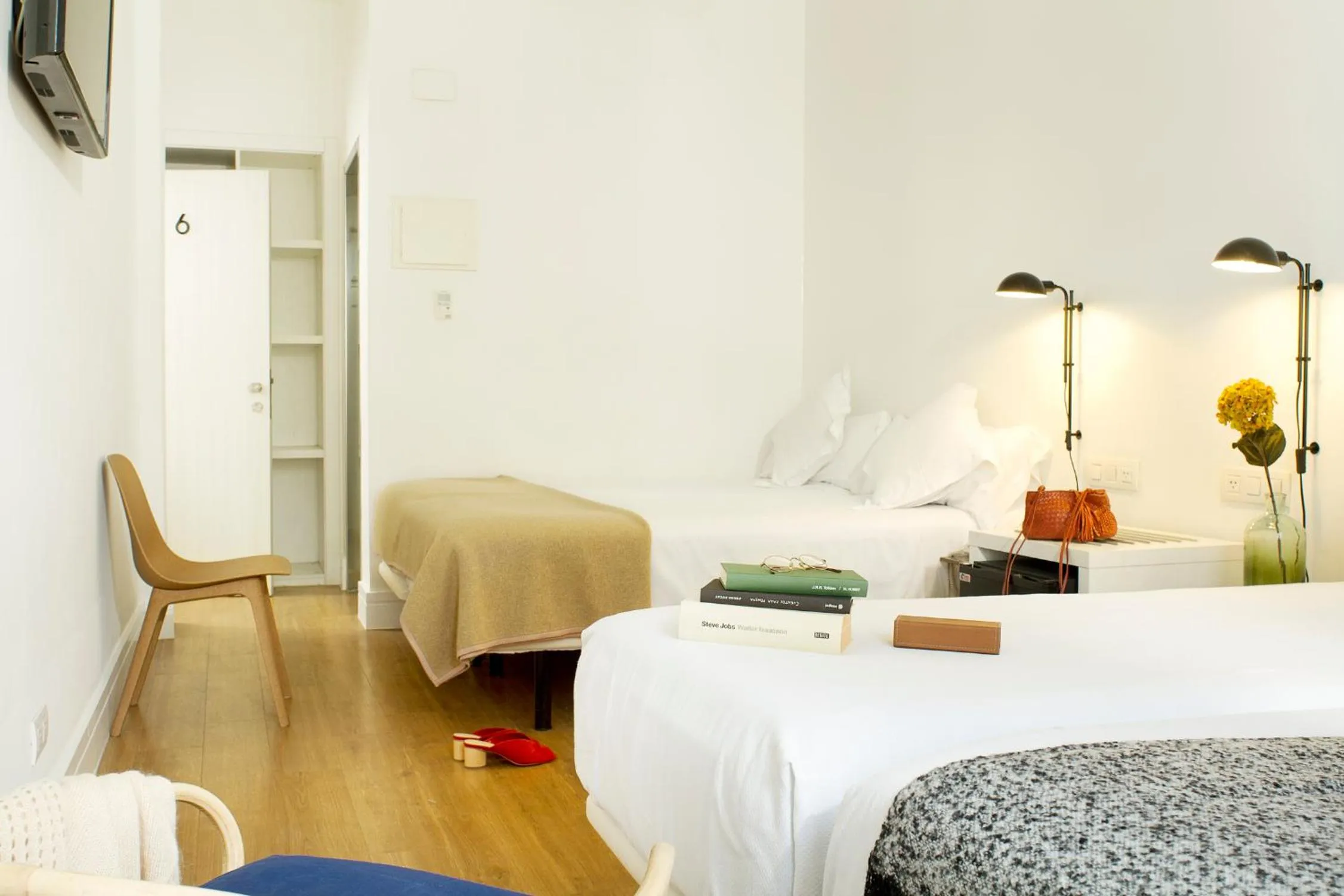 Photo of the whole room, Bed in Som Nit Born