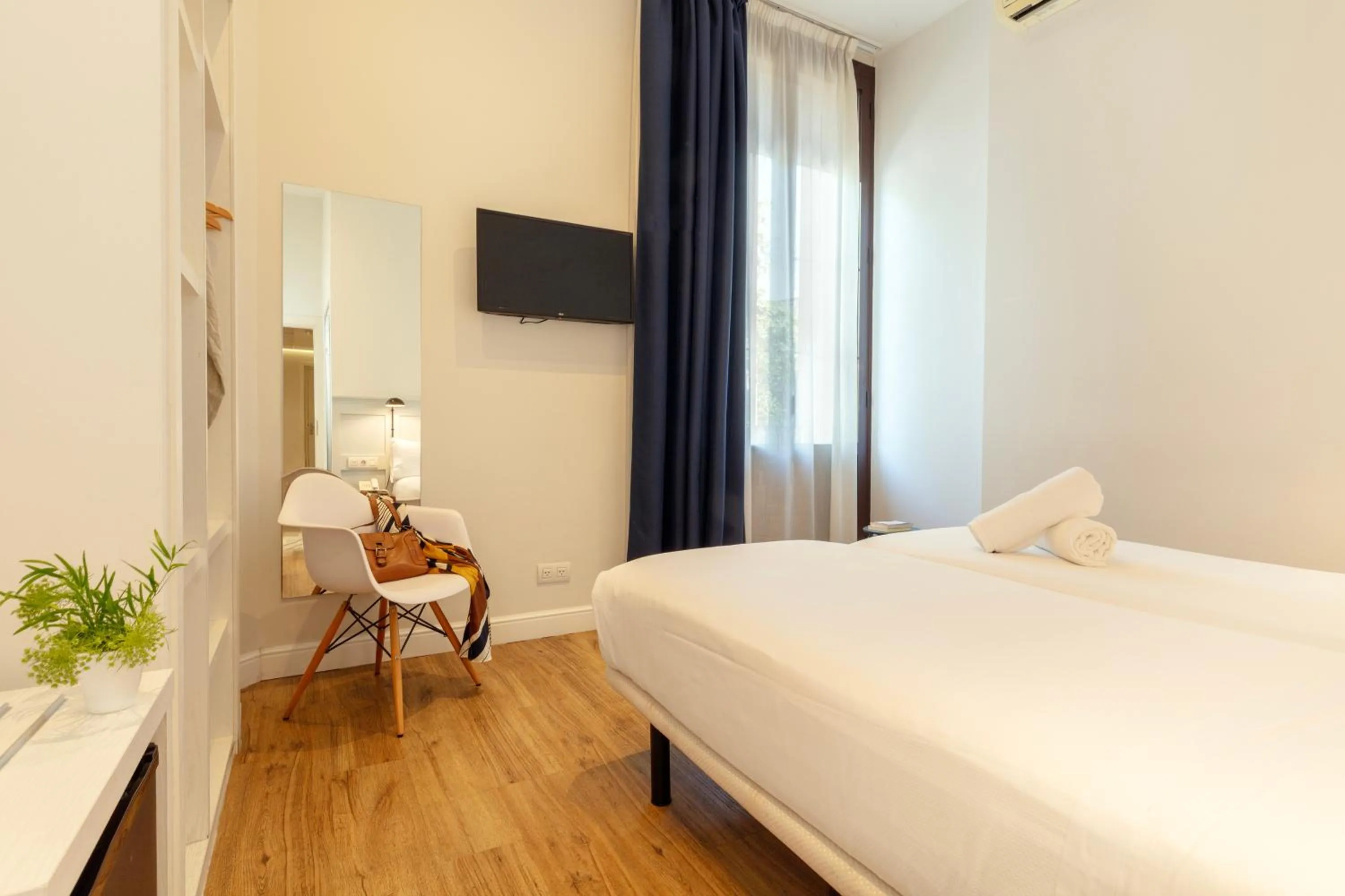 Photo of the whole room, Bed in Som Nit Born