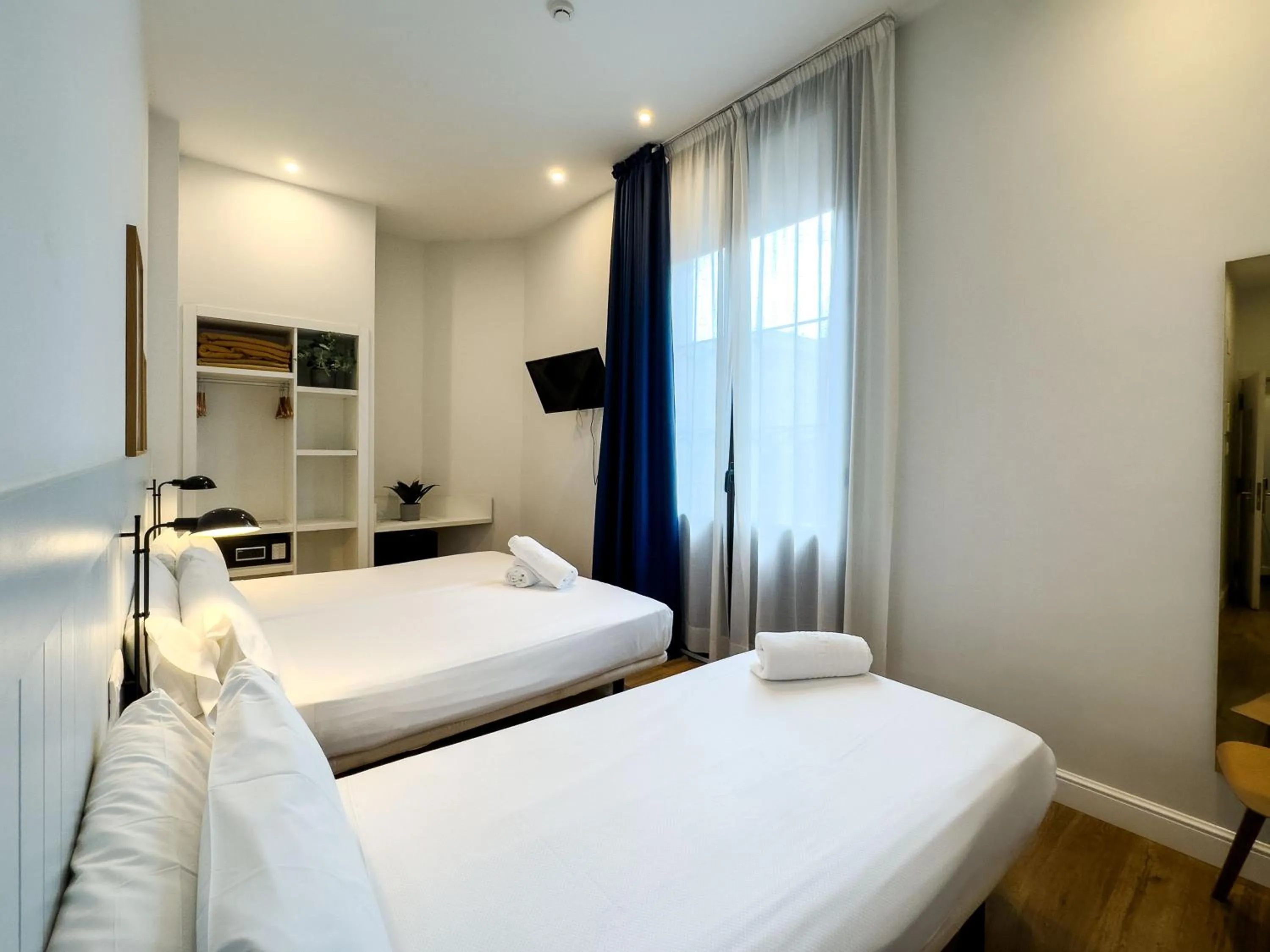 Photo of the whole room, Bed in Som Nit Born