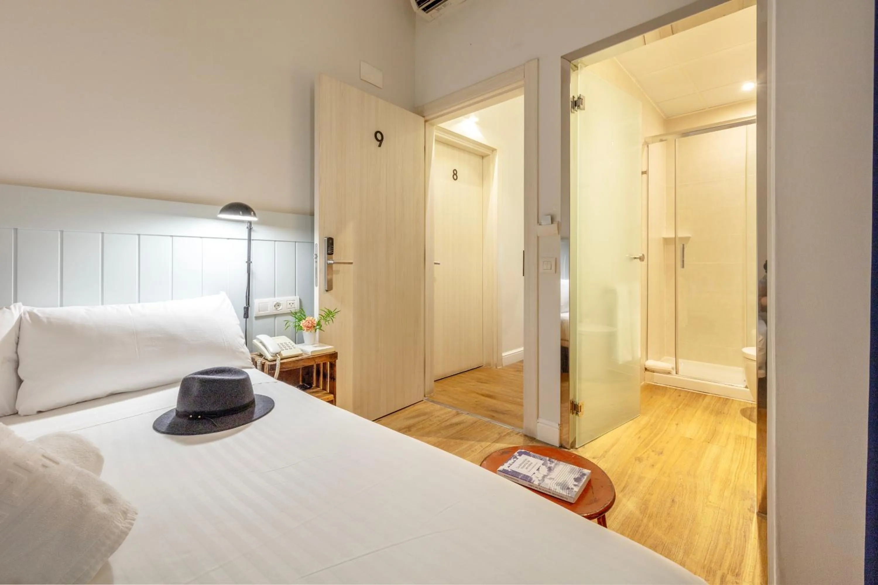 Photo of the whole room, Bed in Som Nit Born