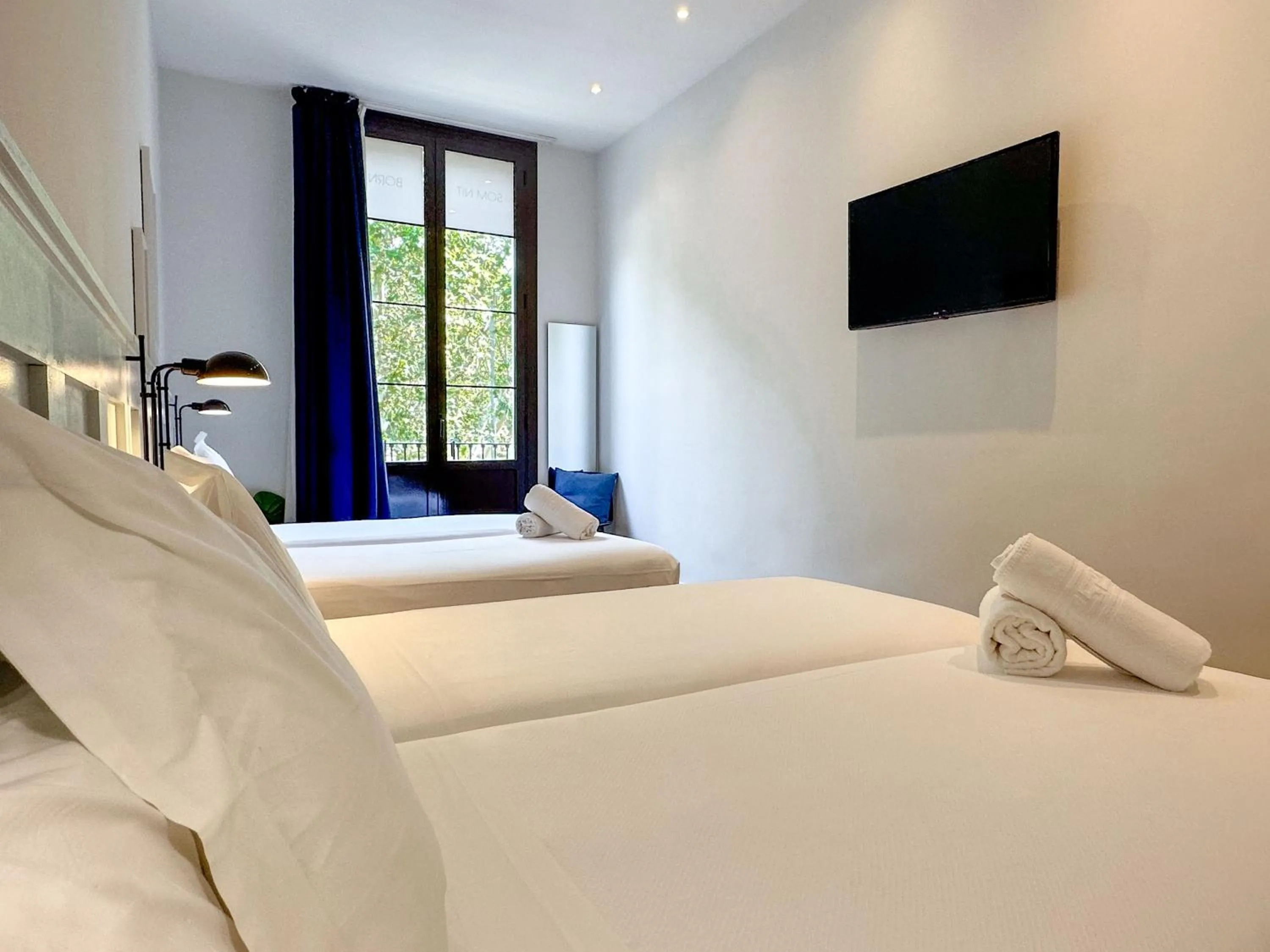 Photo of the whole room, Bed in Som Nit Born