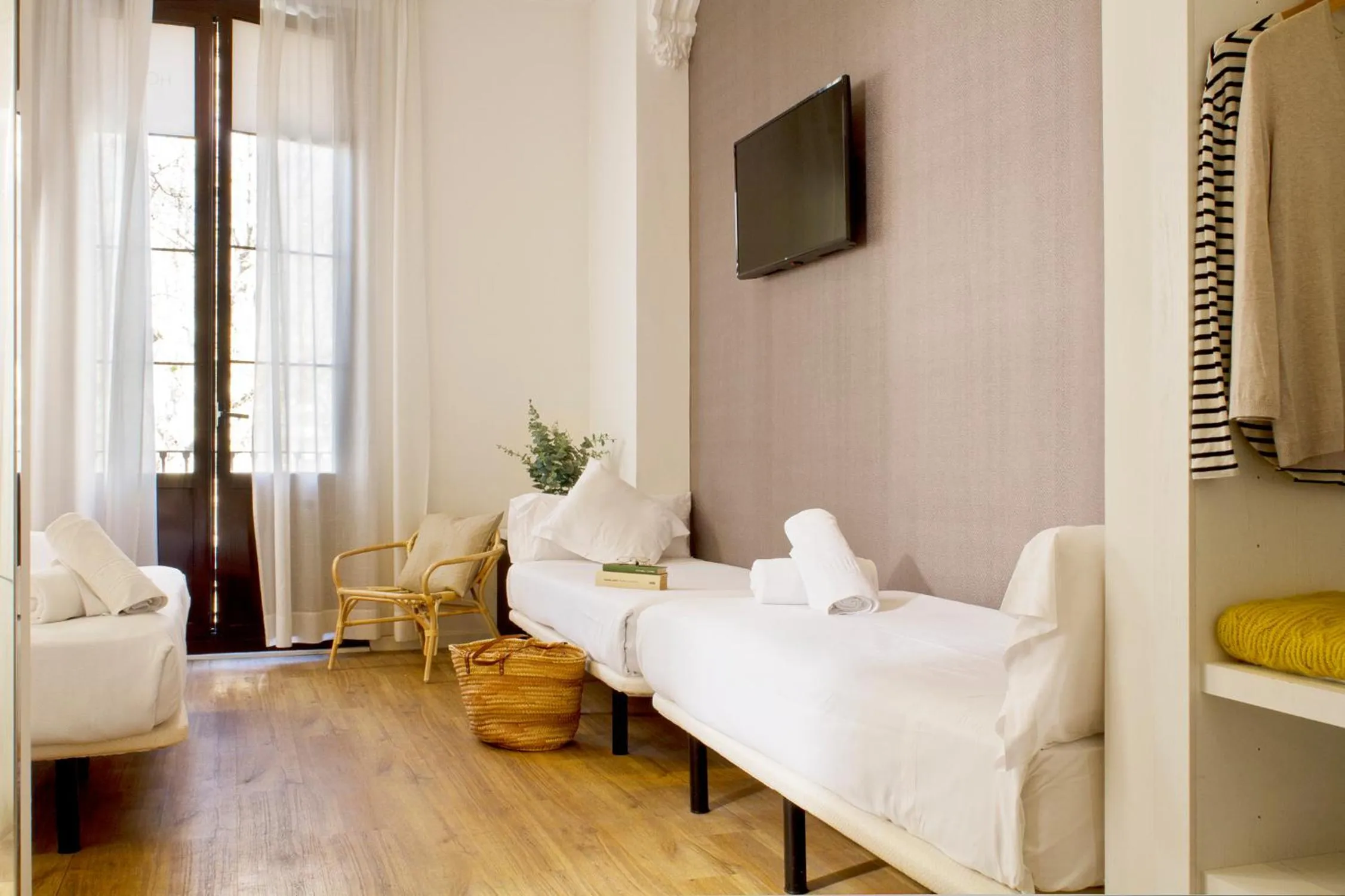 Photo of the whole room, Bed in Som Nit Born