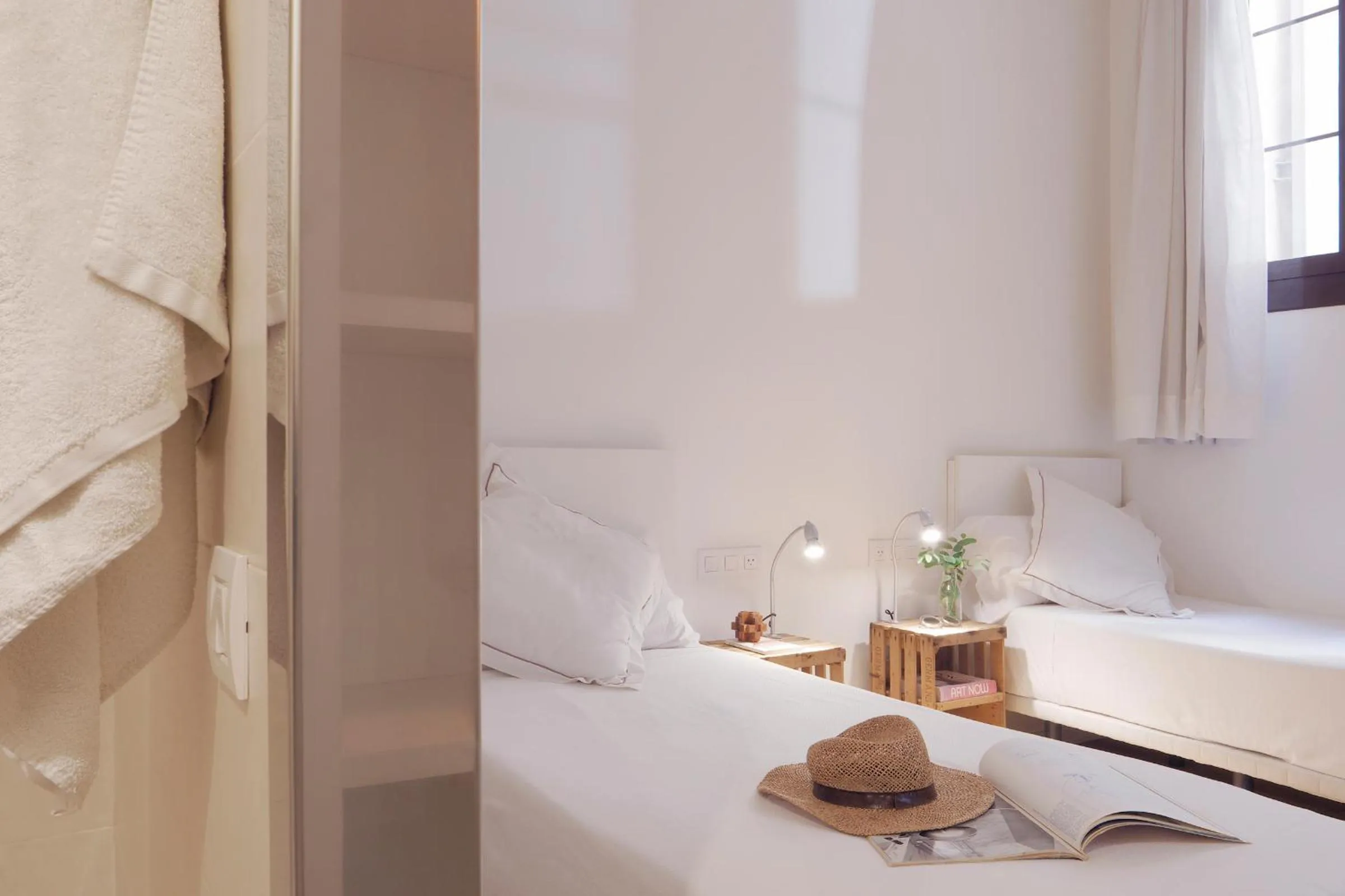 Photo of the whole room, Bed in Som Nit Born