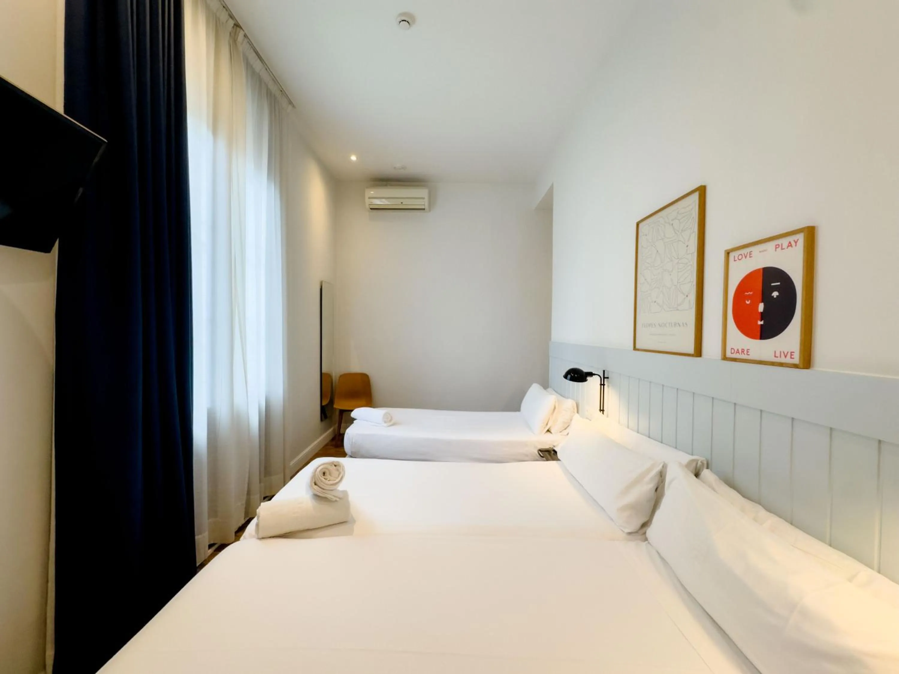 Photo of the whole room, Bed in Som Nit Born