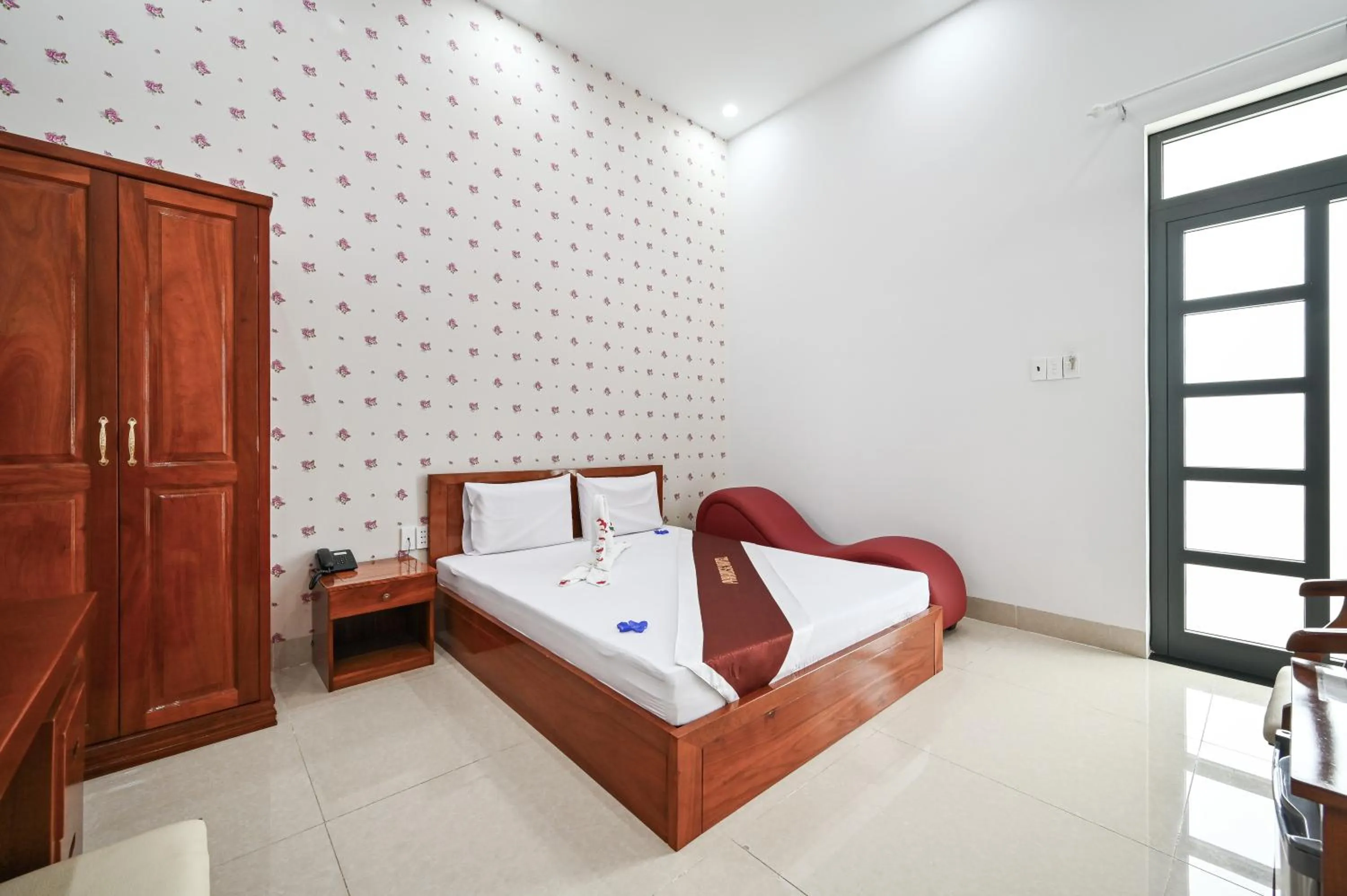 Bed in Paradise Hotel