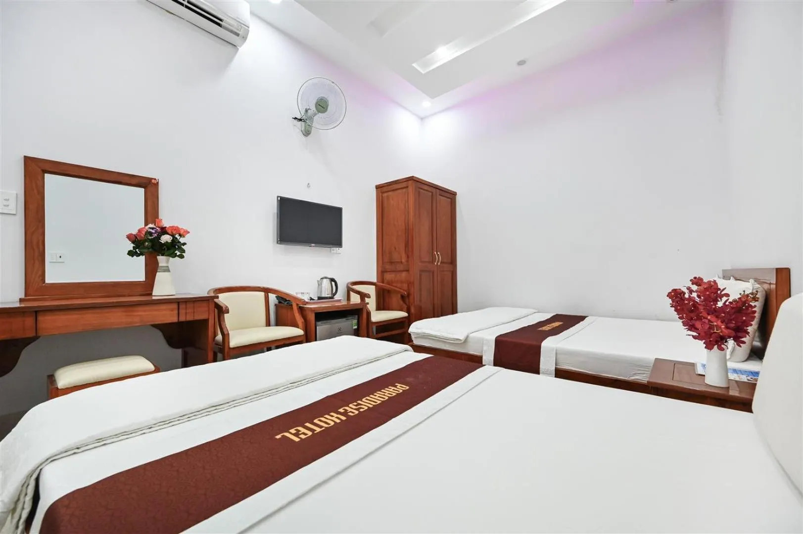 Bed in Paradise Hotel