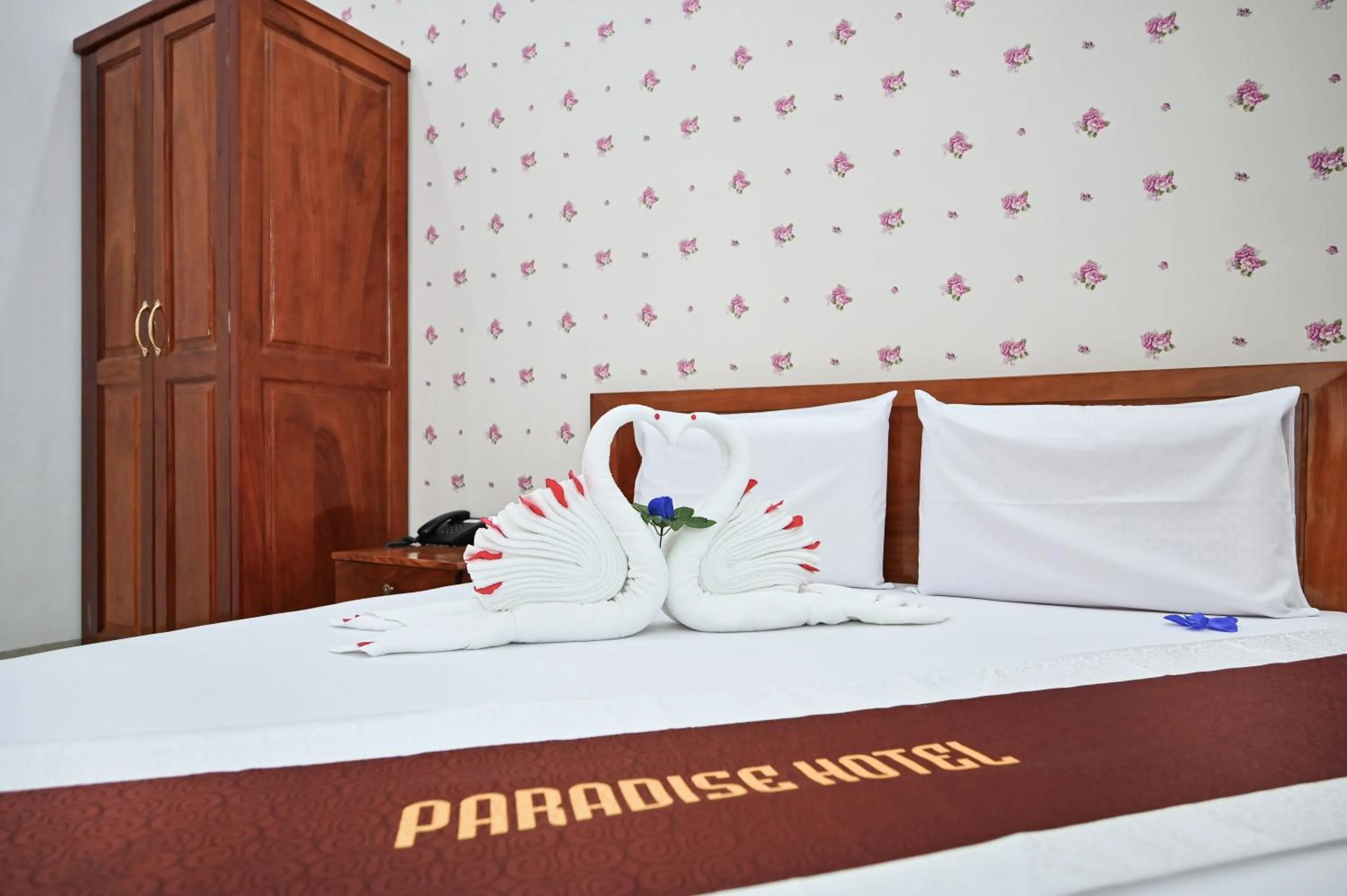 Bed in Paradise Hotel