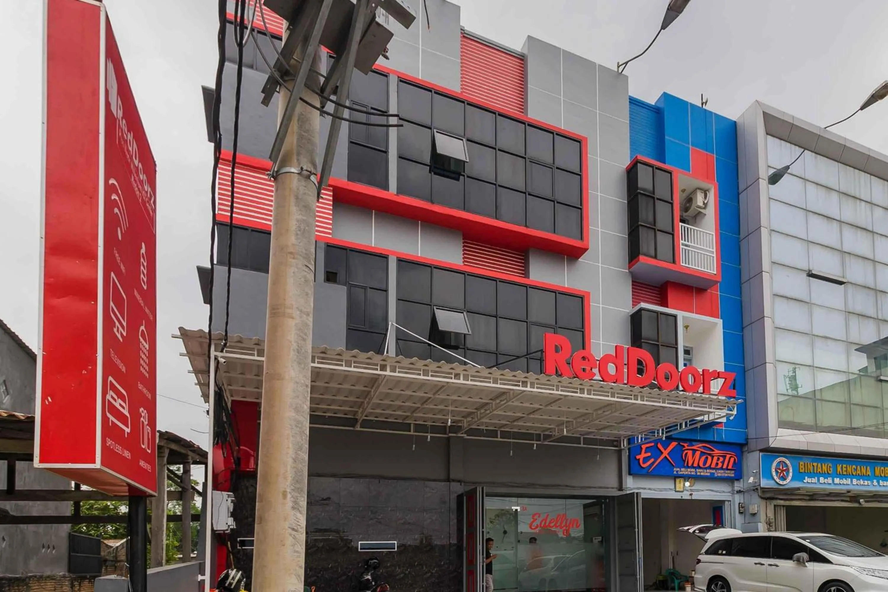Facade/entrance in RedDoorz Plus near Millenium ICT Centre Medan 2