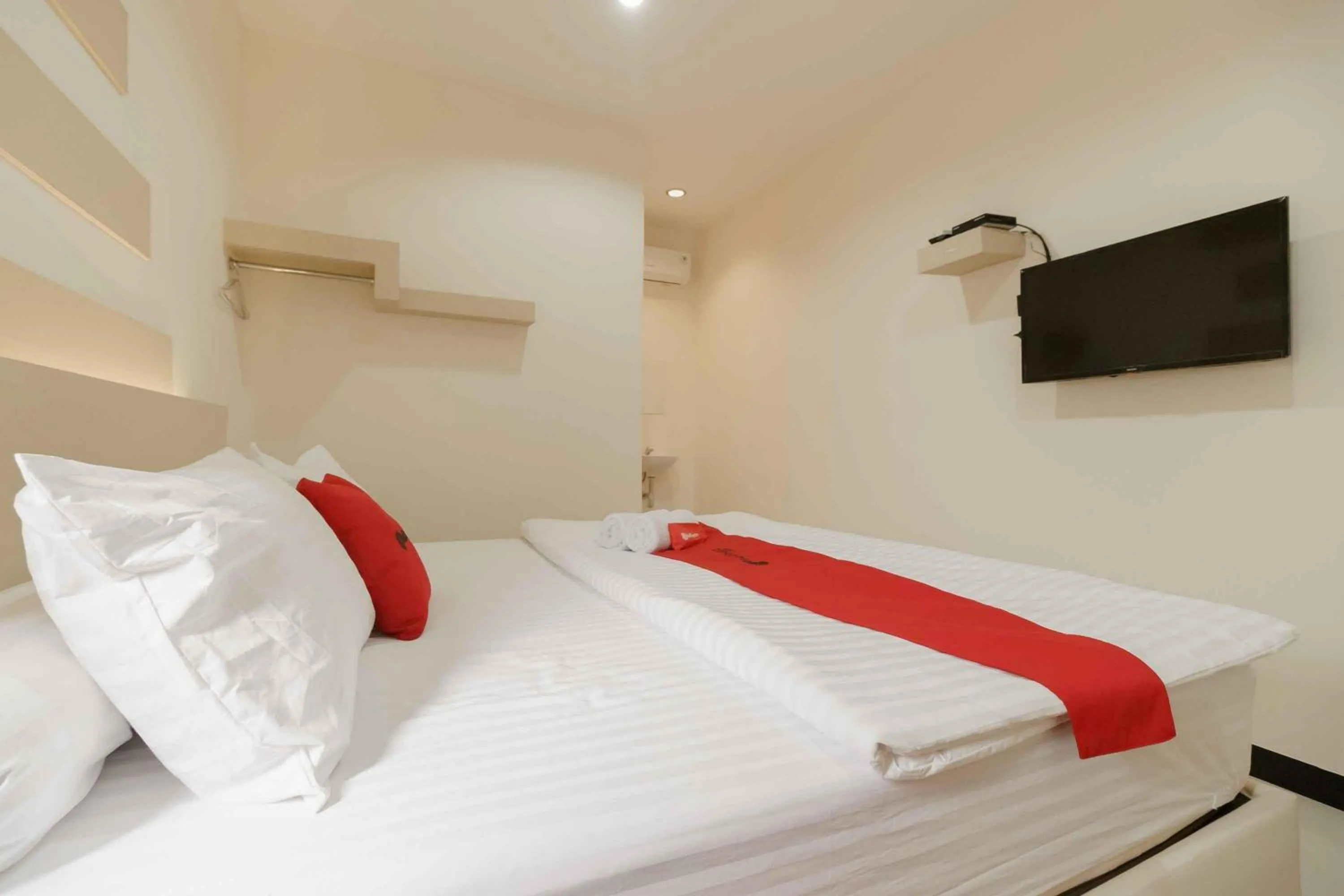 Bedroom, Bed in RedDoorz Plus near Millenium ICT Centre Medan 2