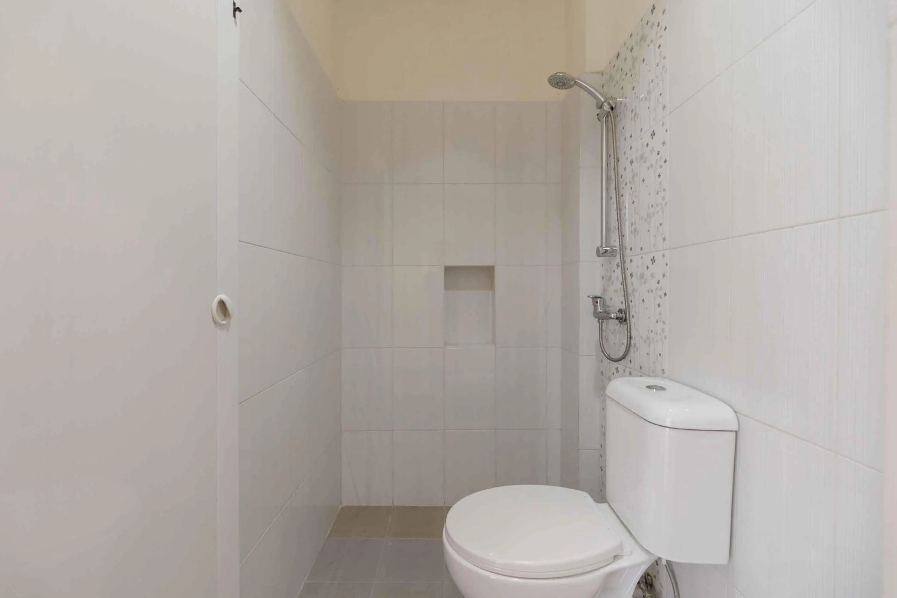 Bathroom in RedDoorz Plus near Millenium ICT Centre Medan 2