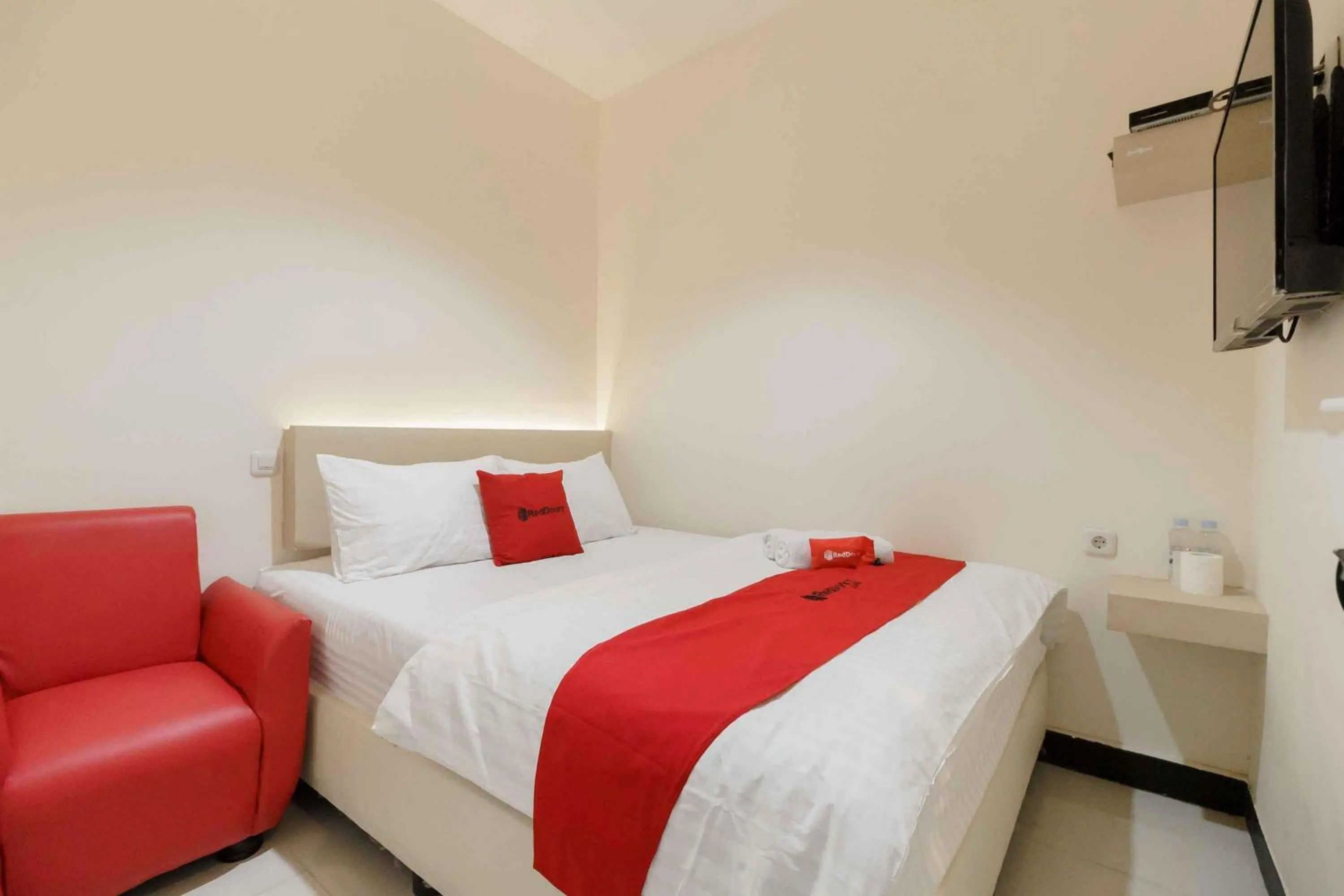 Bedroom, Bed in RedDoorz Plus near Millenium ICT Centre Medan 2