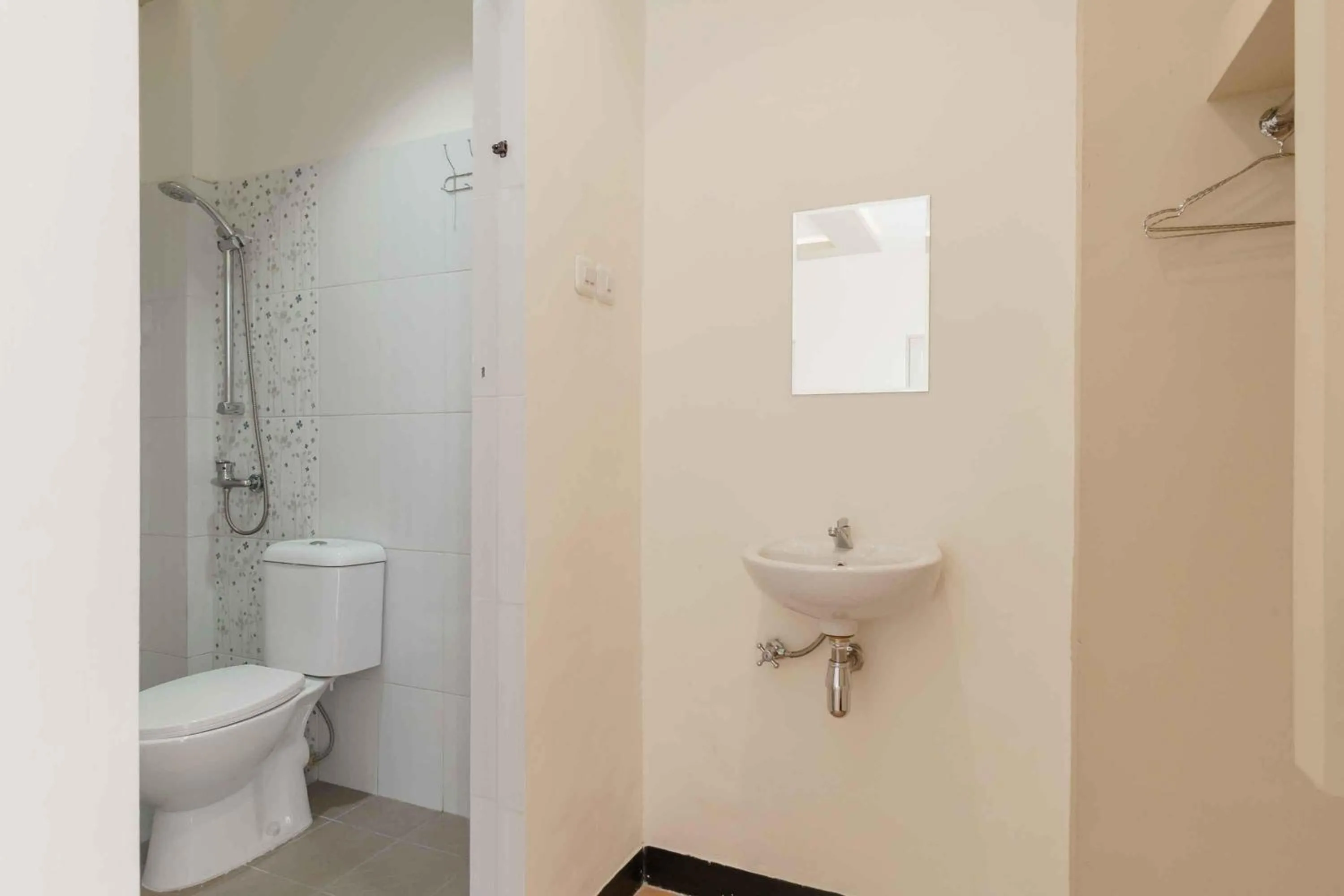 Bathroom in RedDoorz Plus near Millenium ICT Centre Medan 2