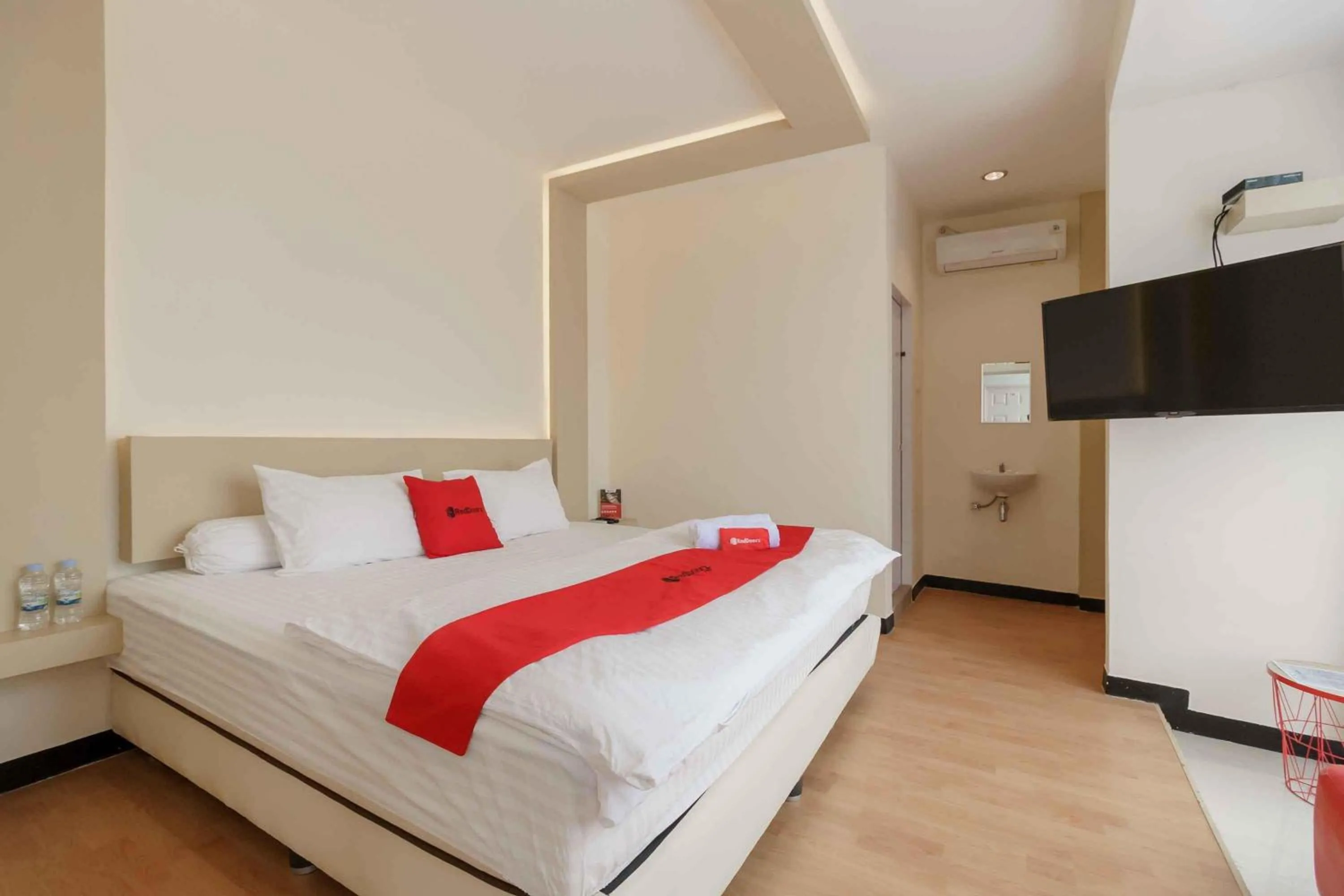 Bedroom, Bed in RedDoorz Plus near Millenium ICT Centre Medan 2