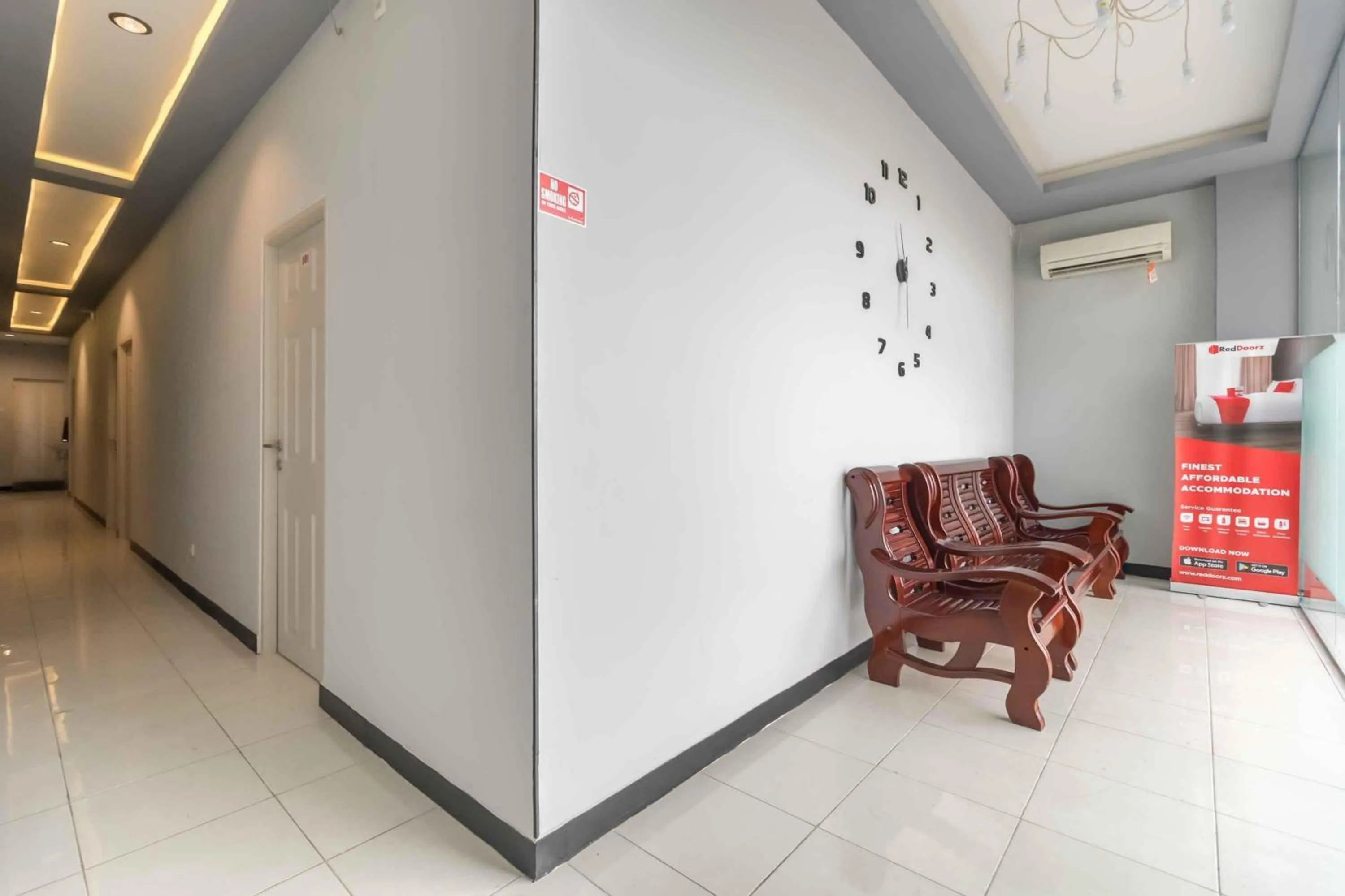 Seating area in RedDoorz Plus near Millenium ICT Centre Medan 2