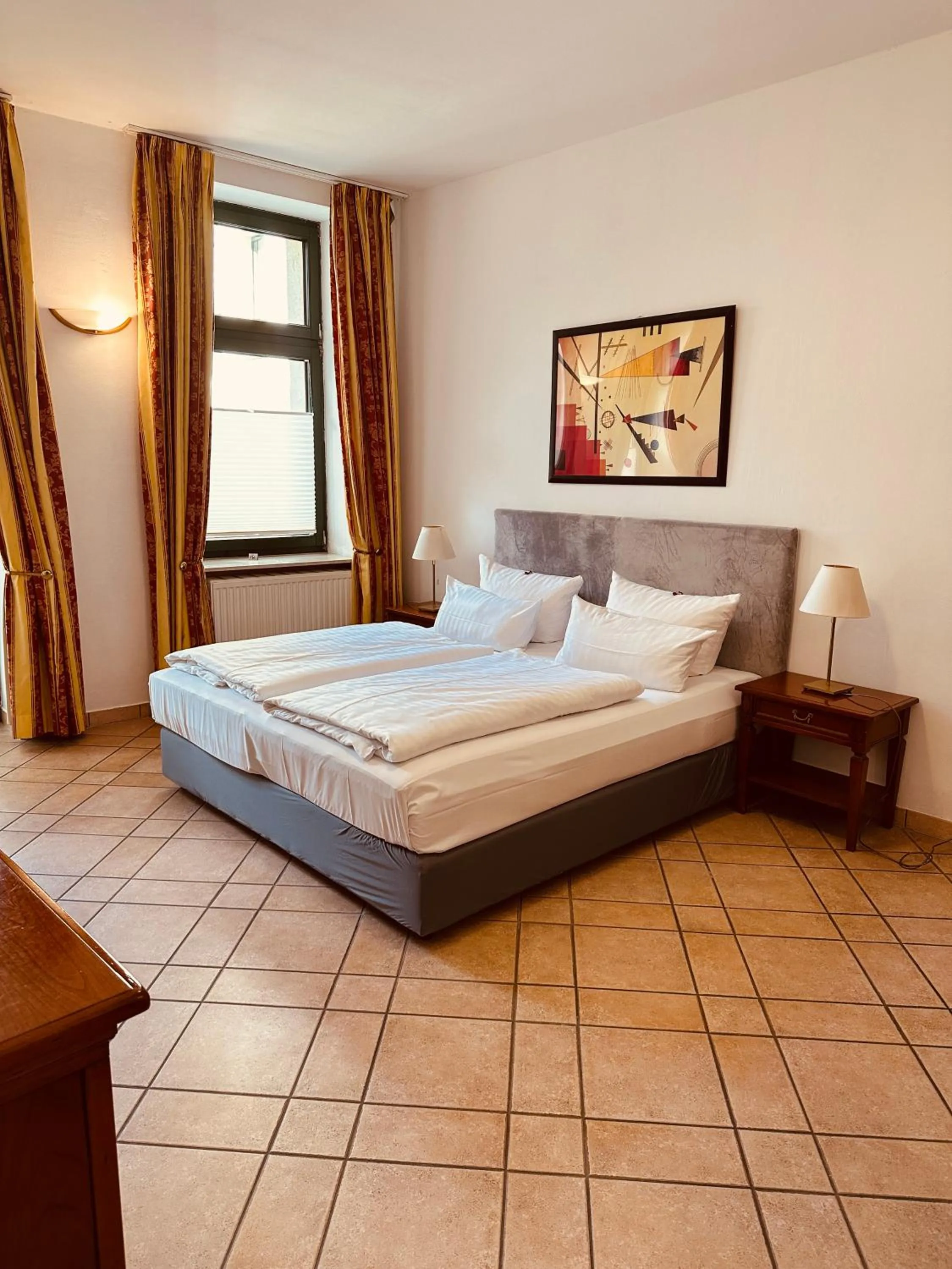 Bedroom, Bed in Hotel am Luisenplatz