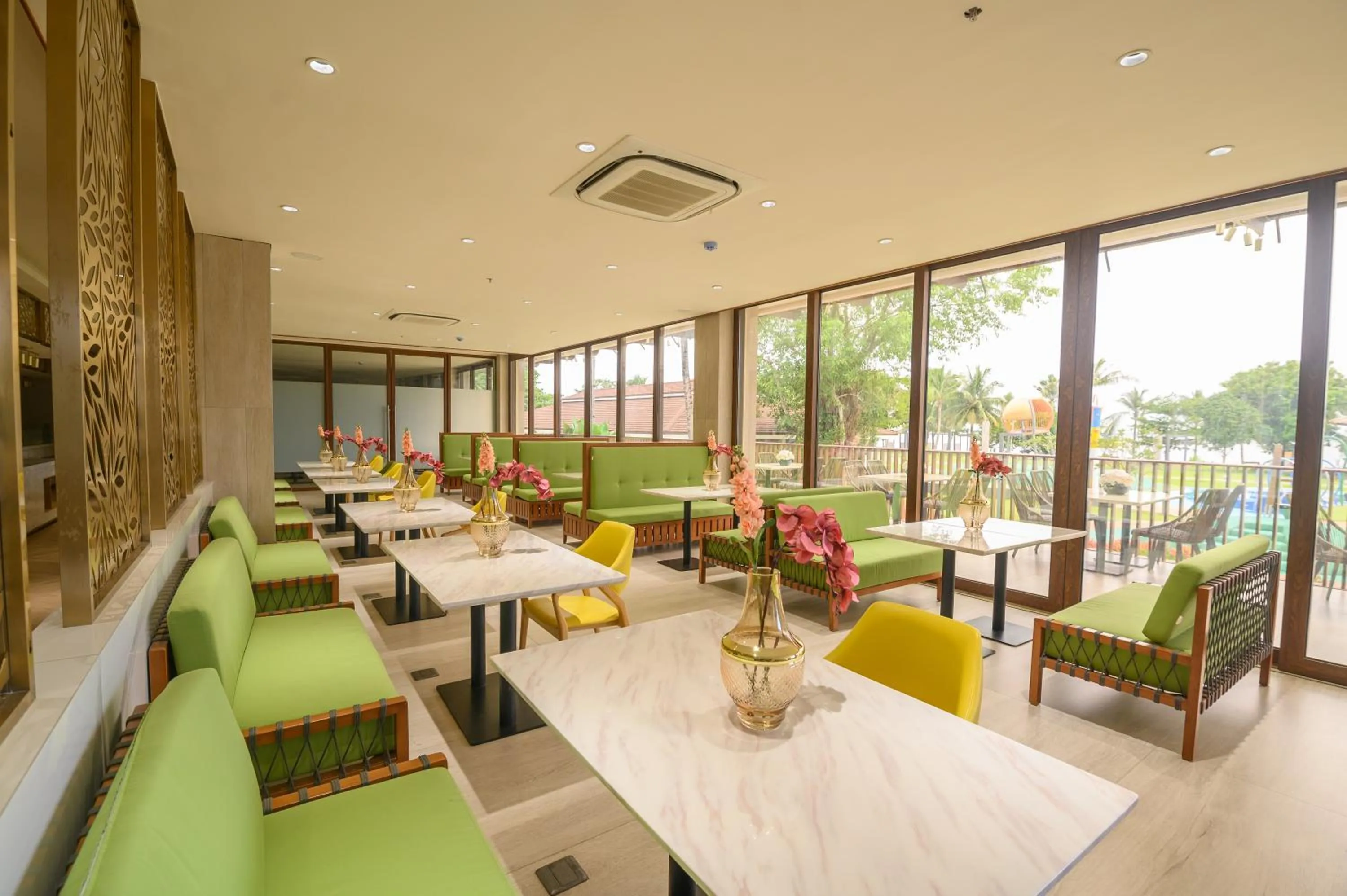 Restaurant/places to eat in Nouveau Resort