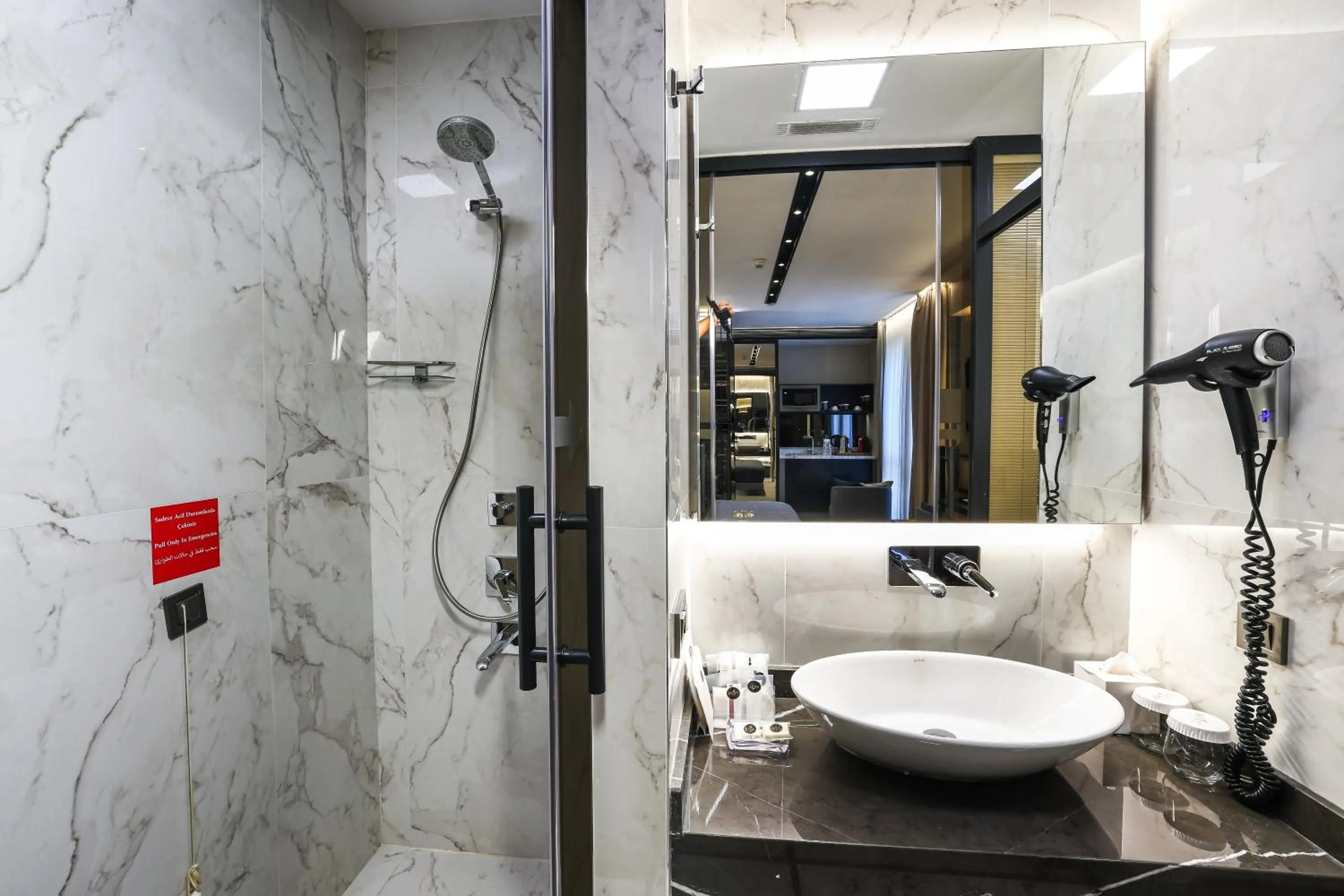 Bathroom in Broyt Hotel