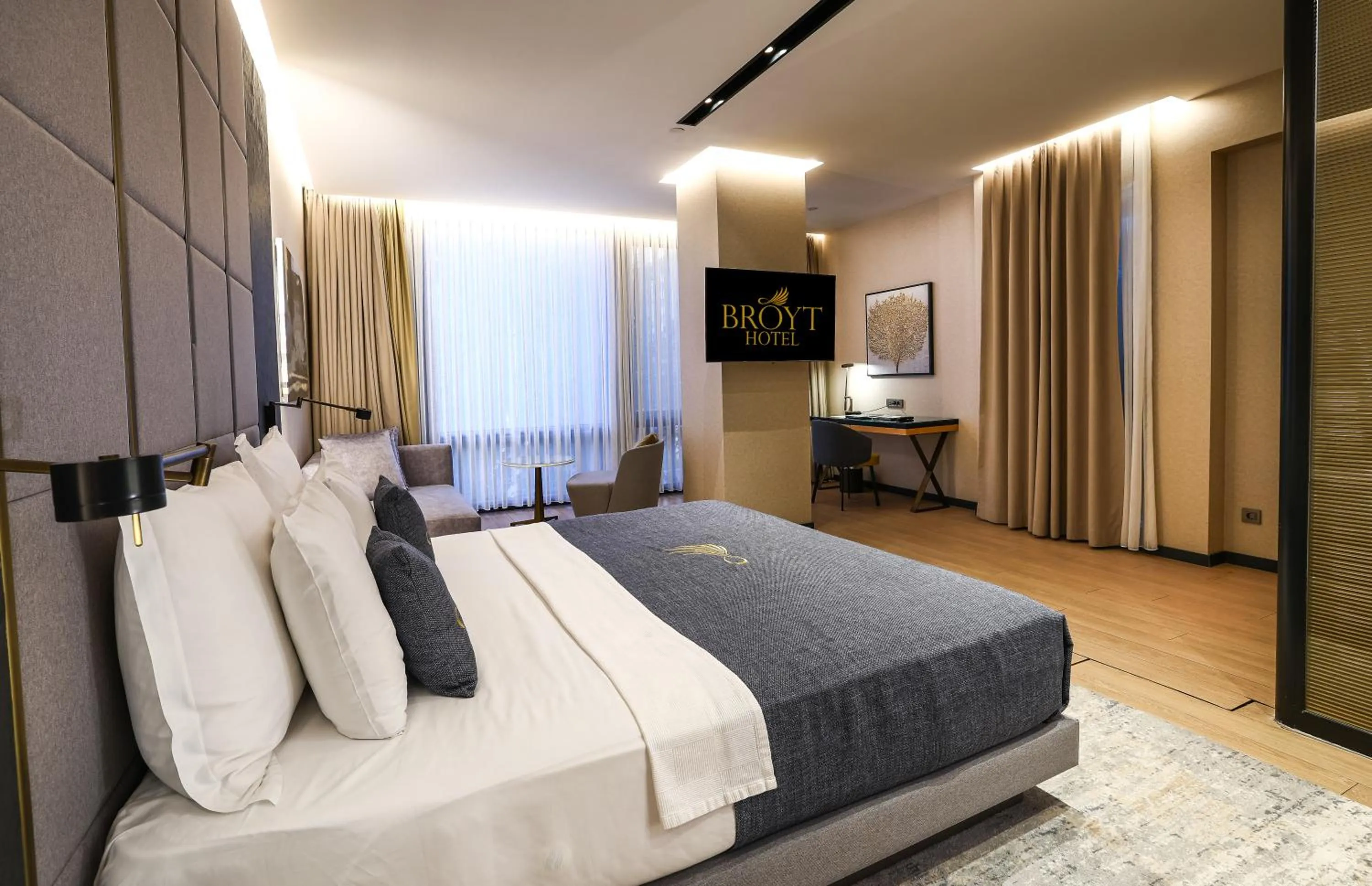 Communal lounge/ TV room, Bed in Broyt Hotel