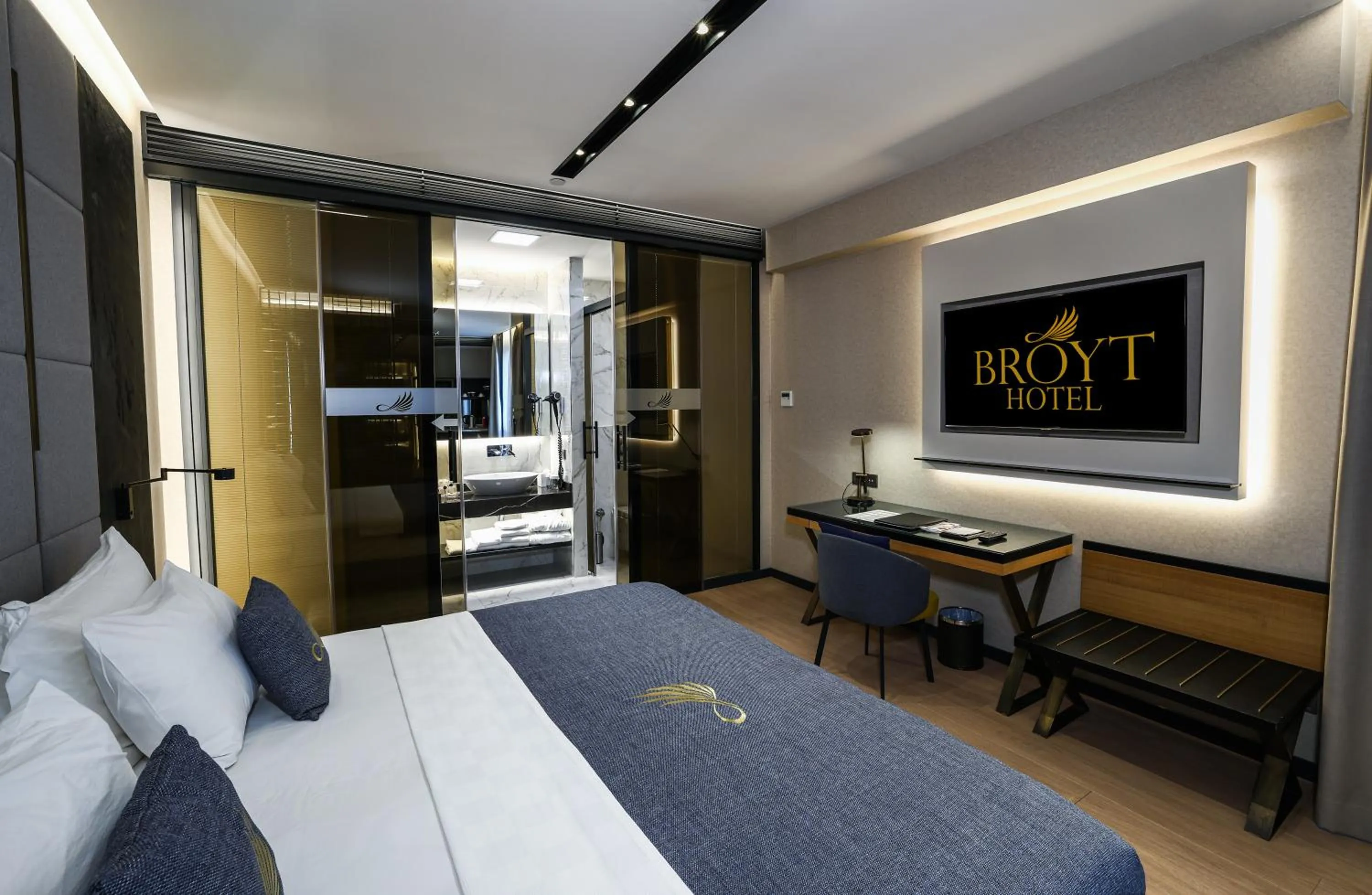 TV and multimedia, Bed in Broyt Hotel