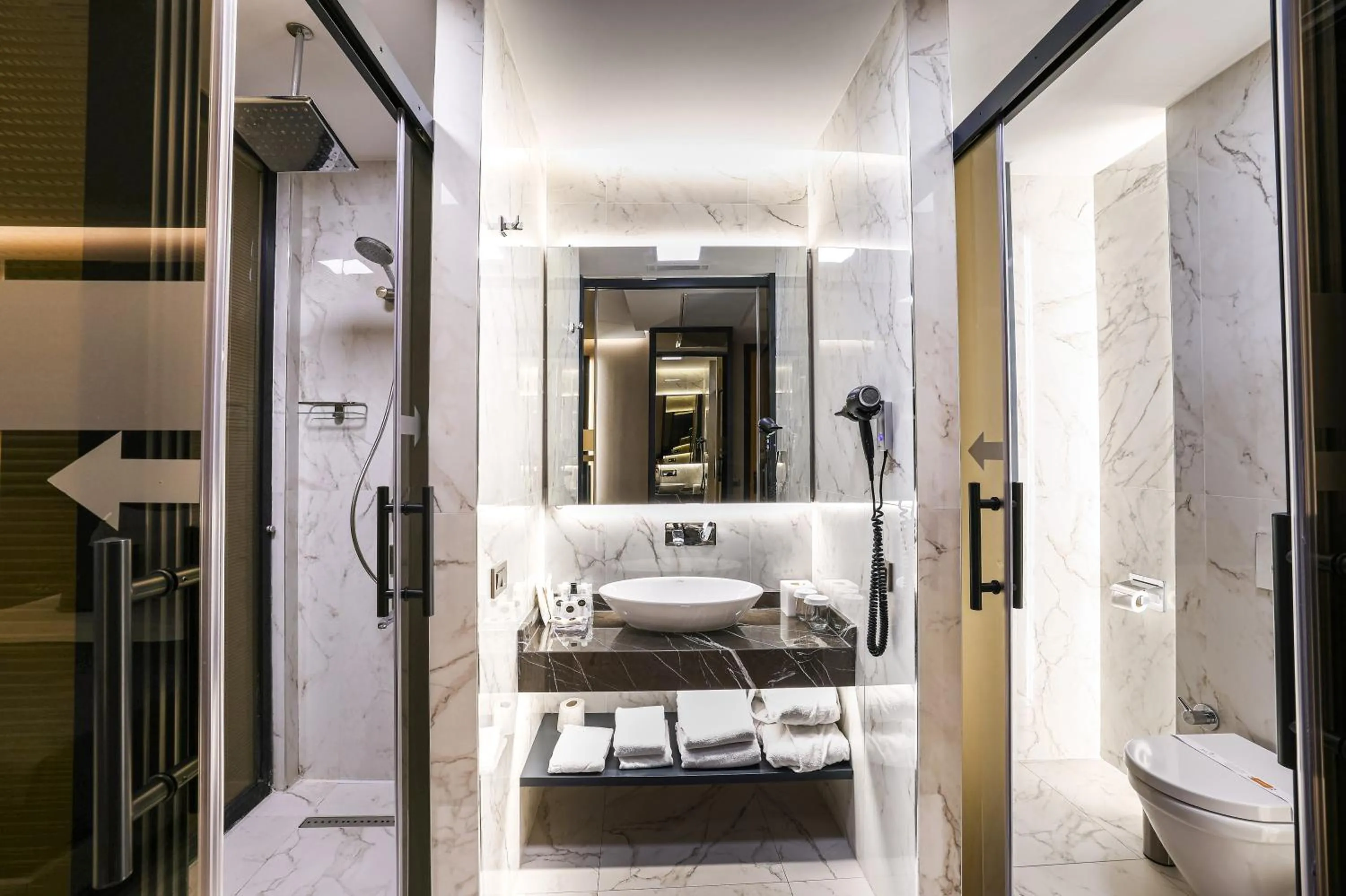 Bathroom, Bed in Broyt Hotel