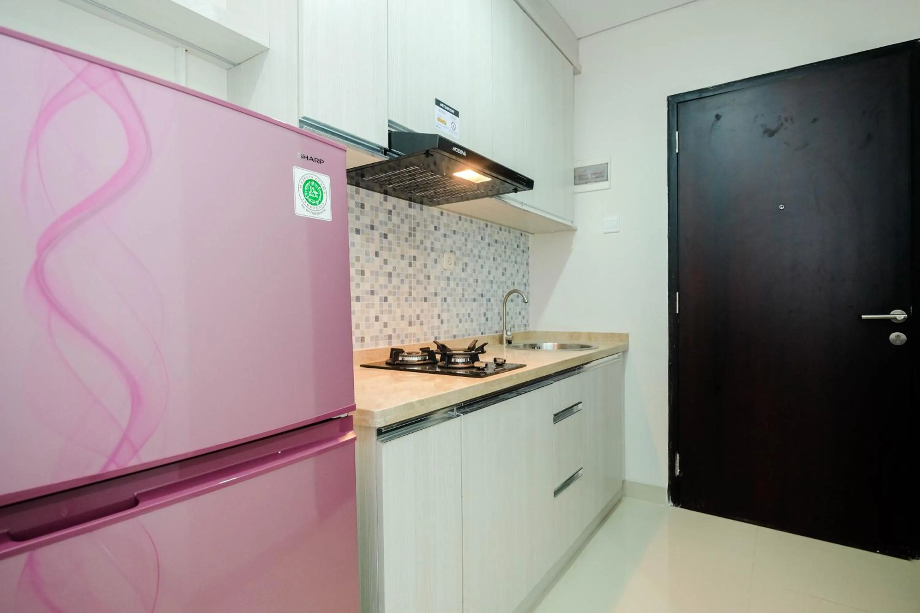 Kitchen or kitchenette in Cozy and Modern 1BR Apartment at Atlanta Residences By Travelio