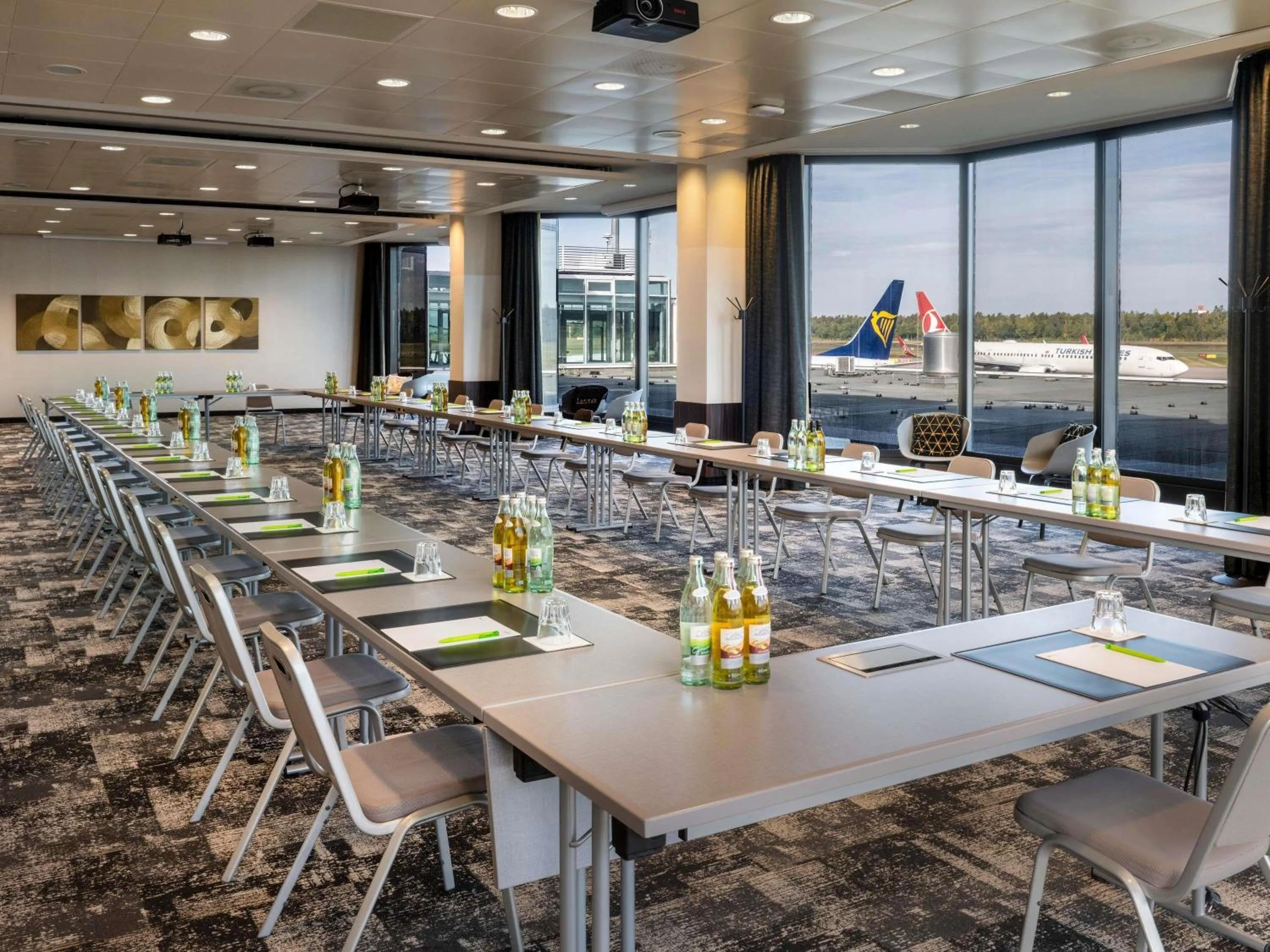 Meeting/conference room in Mövenpick Hotel Nürnberg Airport