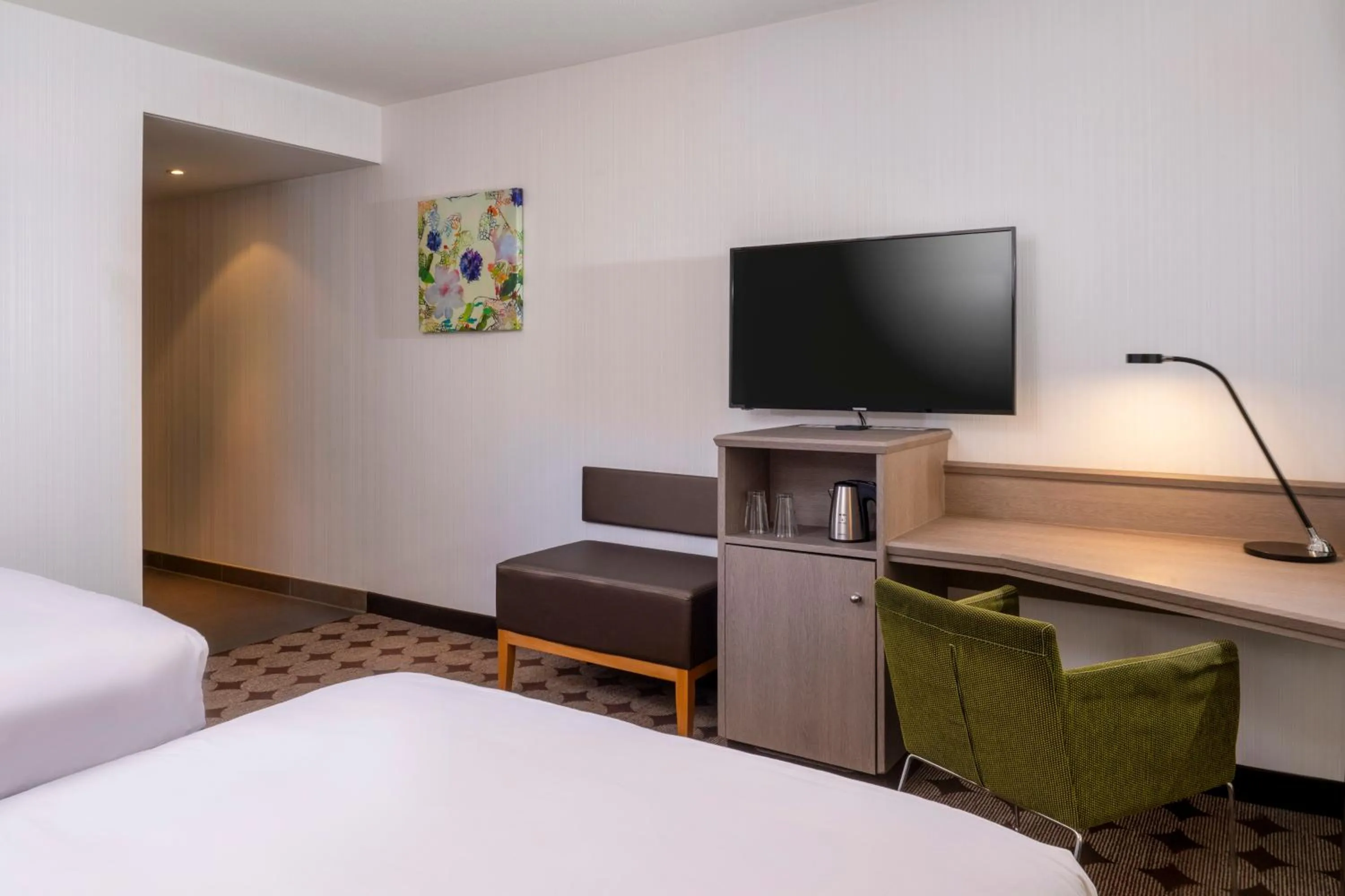 Photo of the whole room, Bed in Mövenpick Hotel Nürnberg Airport