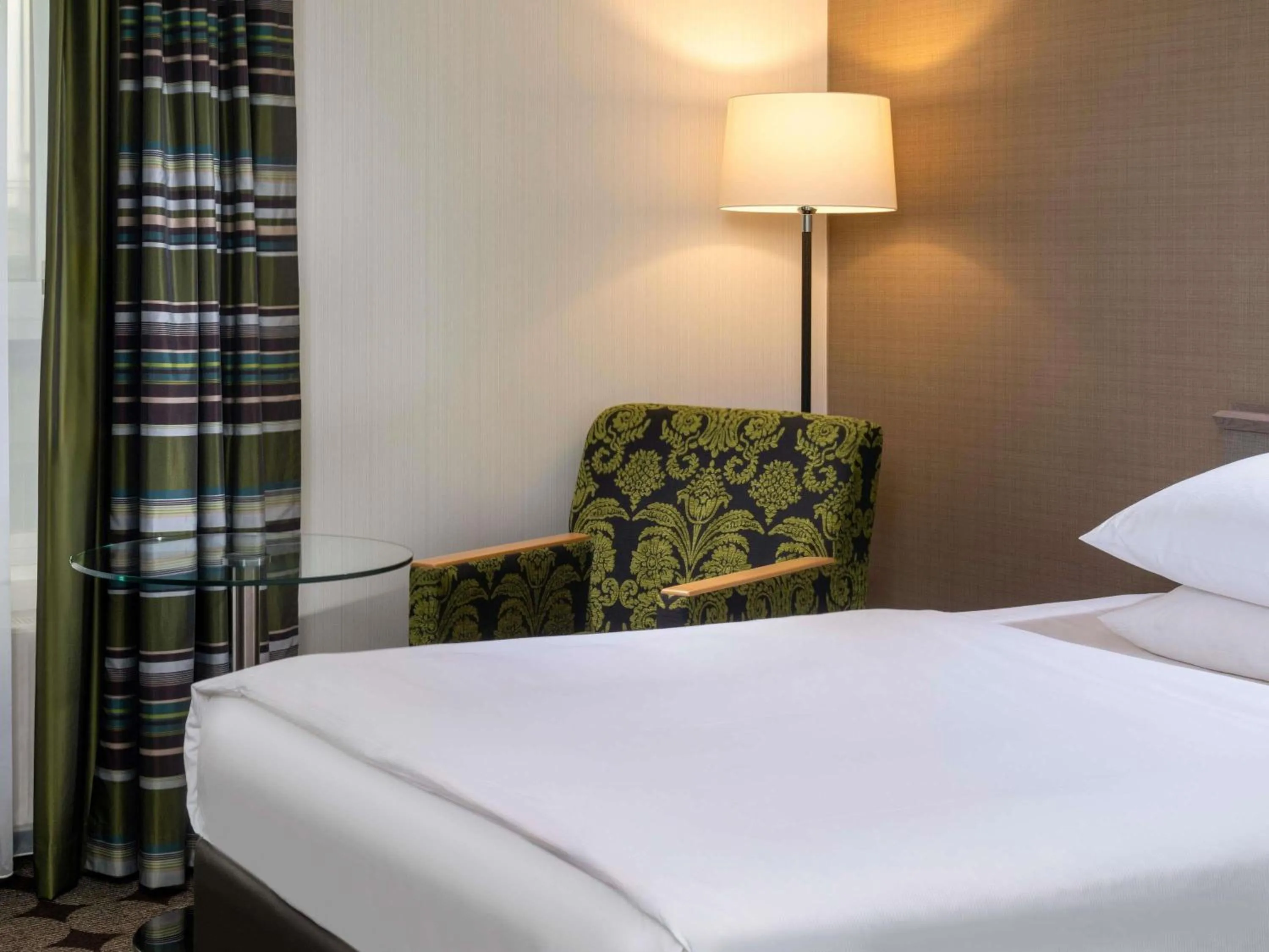 Bedroom, Bed in Mövenpick Hotel Nürnberg Airport