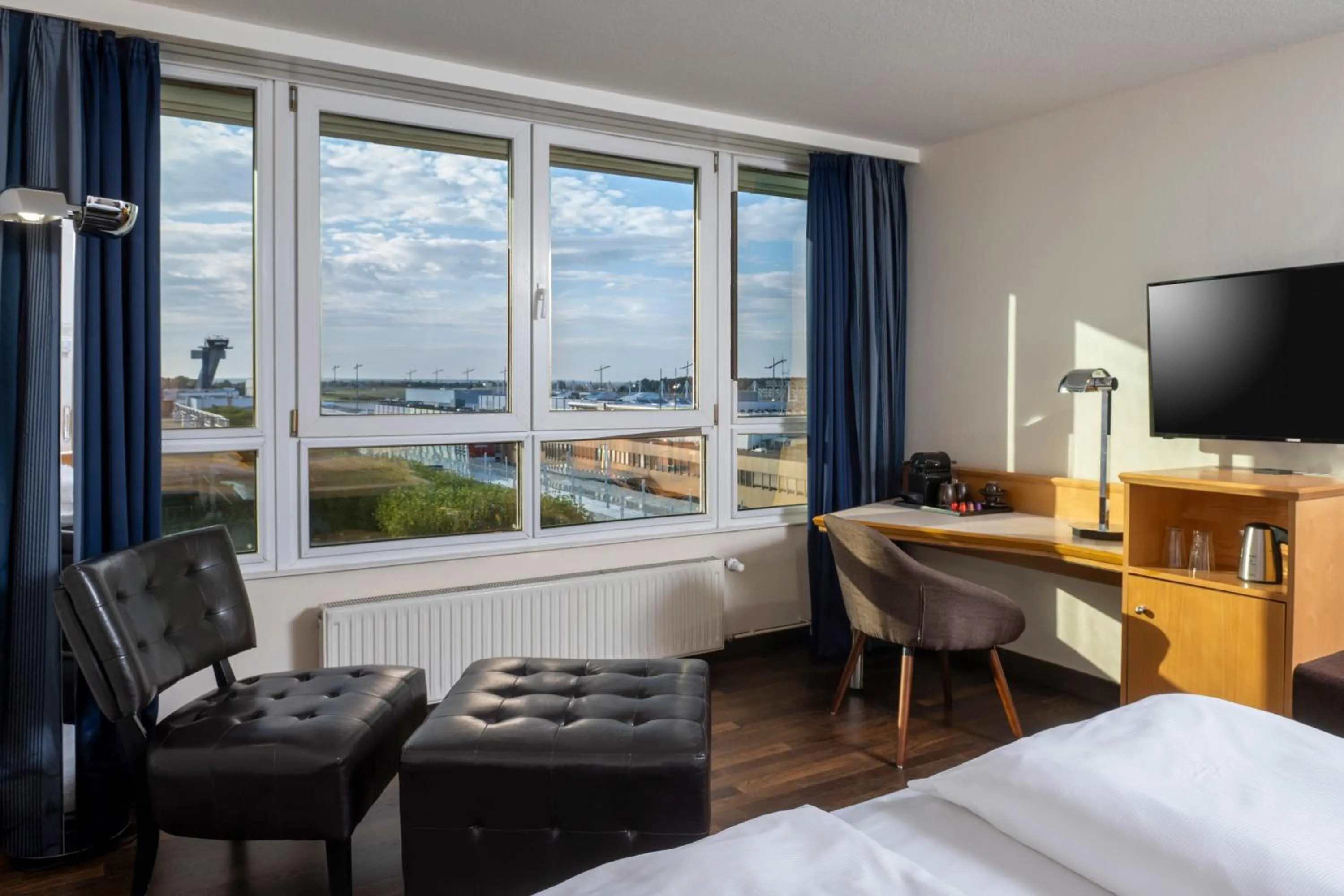 Photo of the whole room, Bed in Mövenpick Hotel Nürnberg Airport