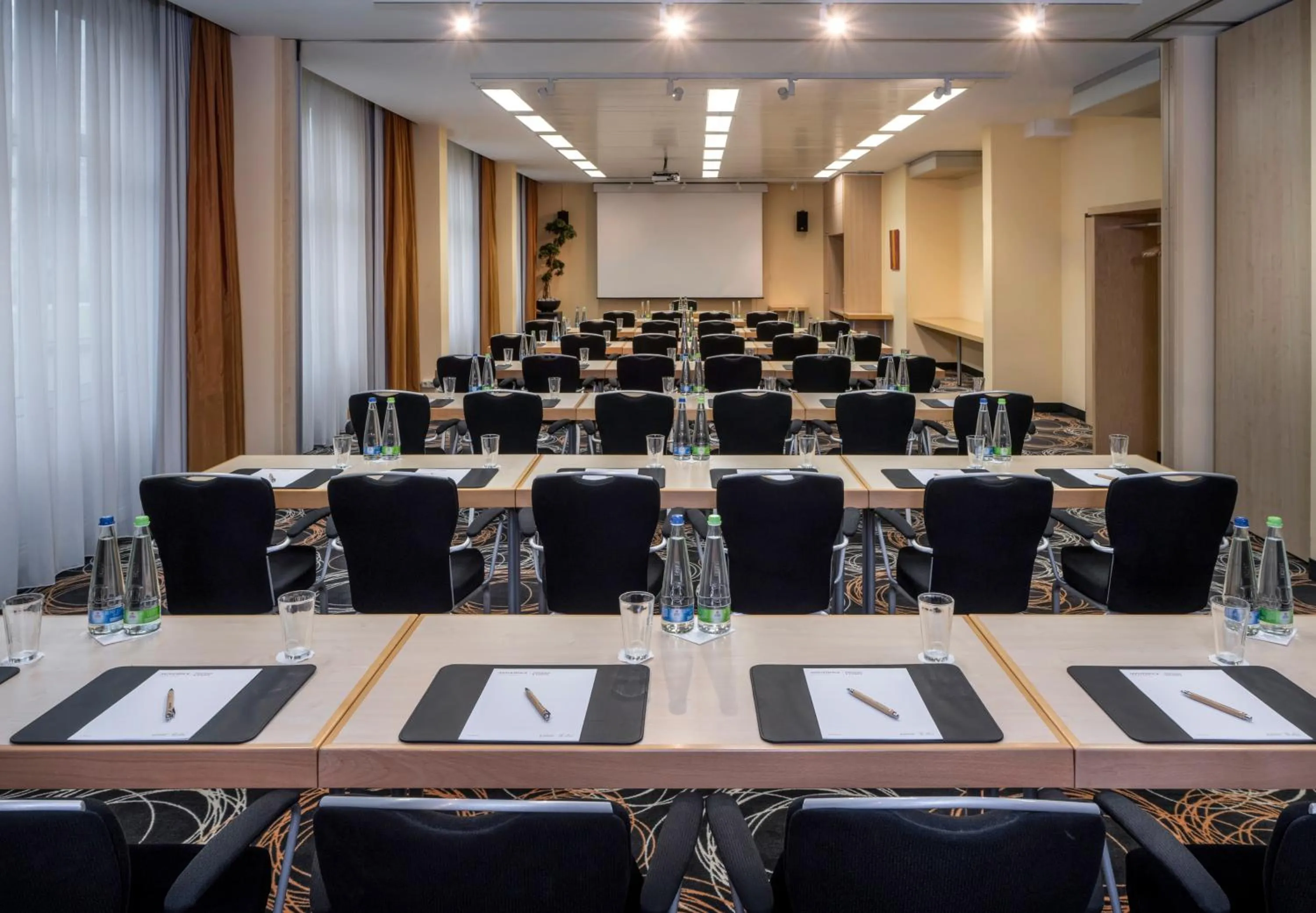 Meeting/conference room in Mövenpick Hotel Nürnberg Airport