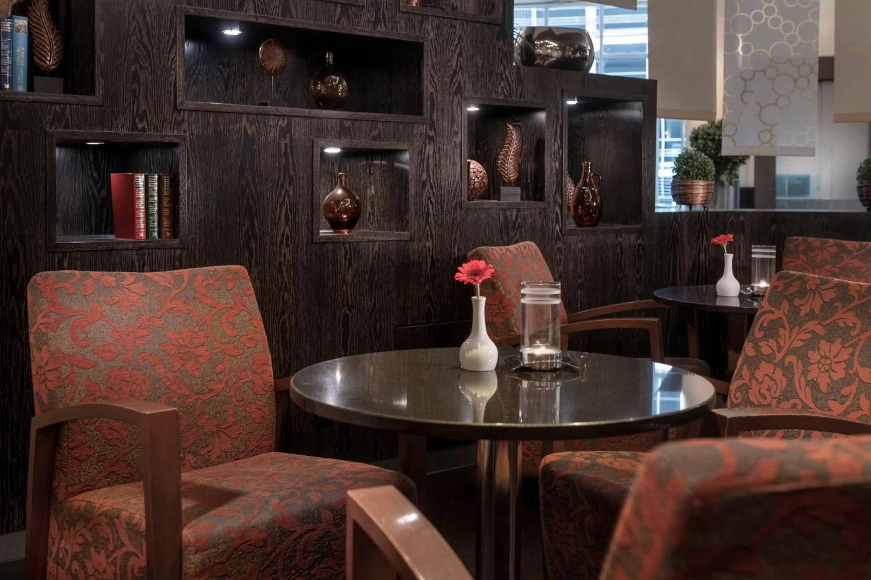 Lounge or bar in Mövenpick Hotel Nürnberg Airport