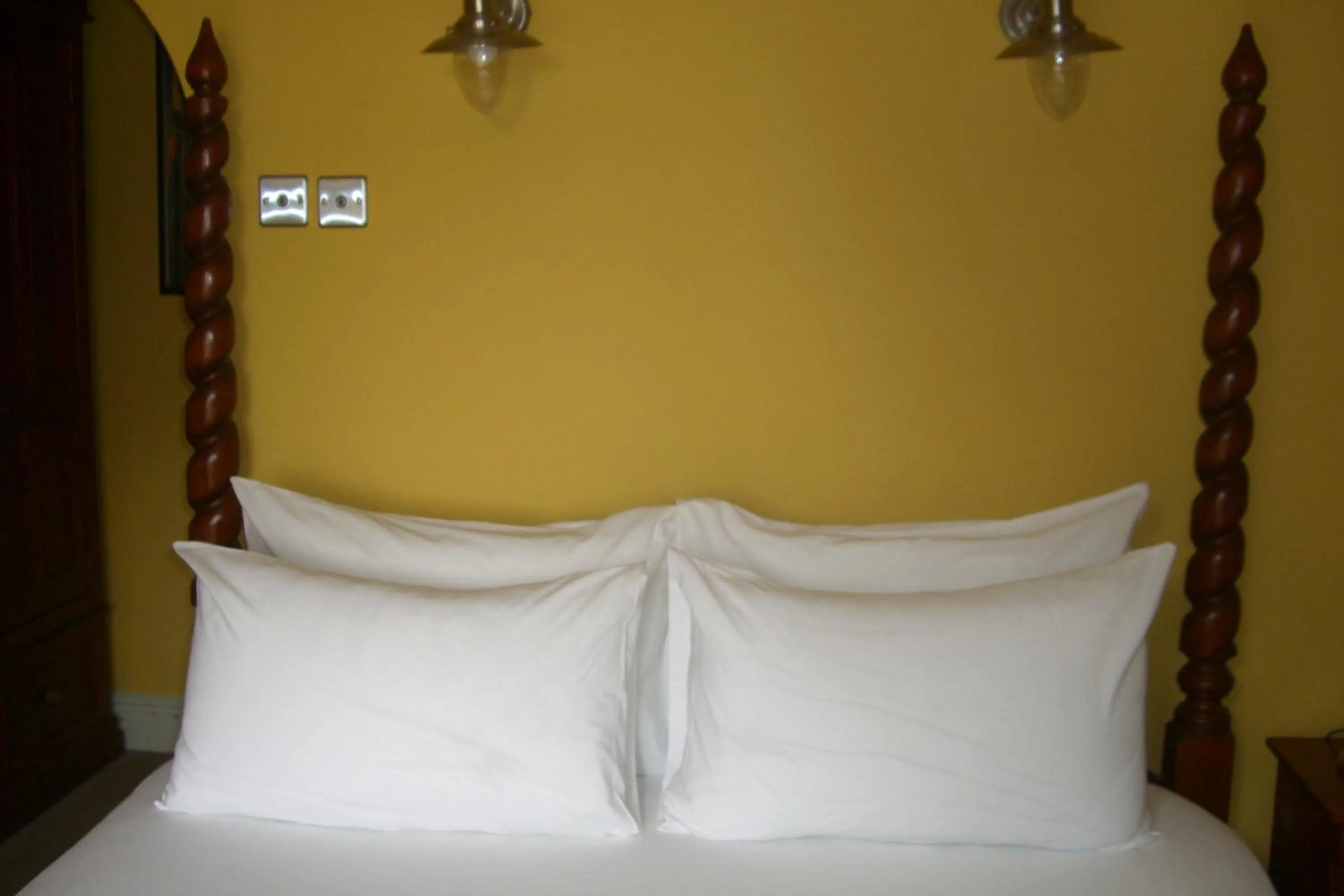 Bed in Ash Farm Country House