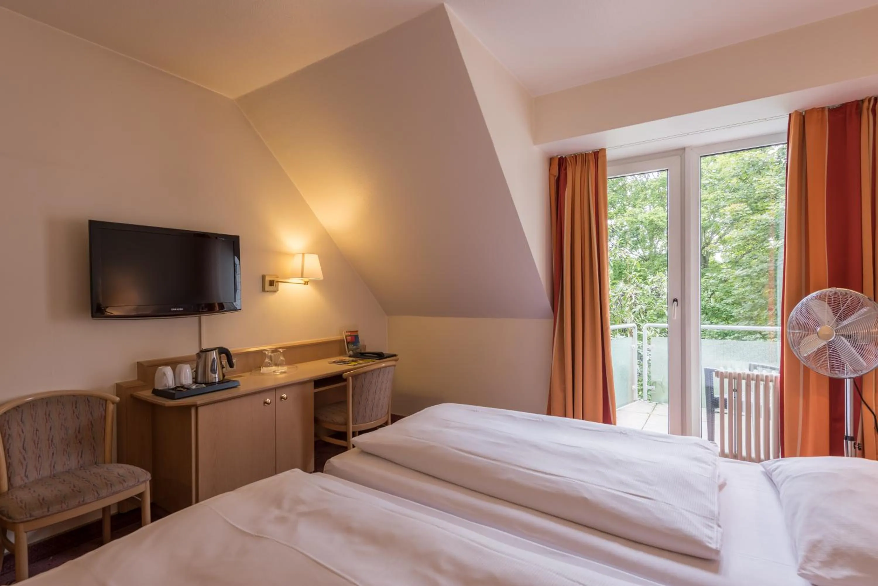 Balcony/Terrace, Bed in Parkhotel Frankfurt Airport