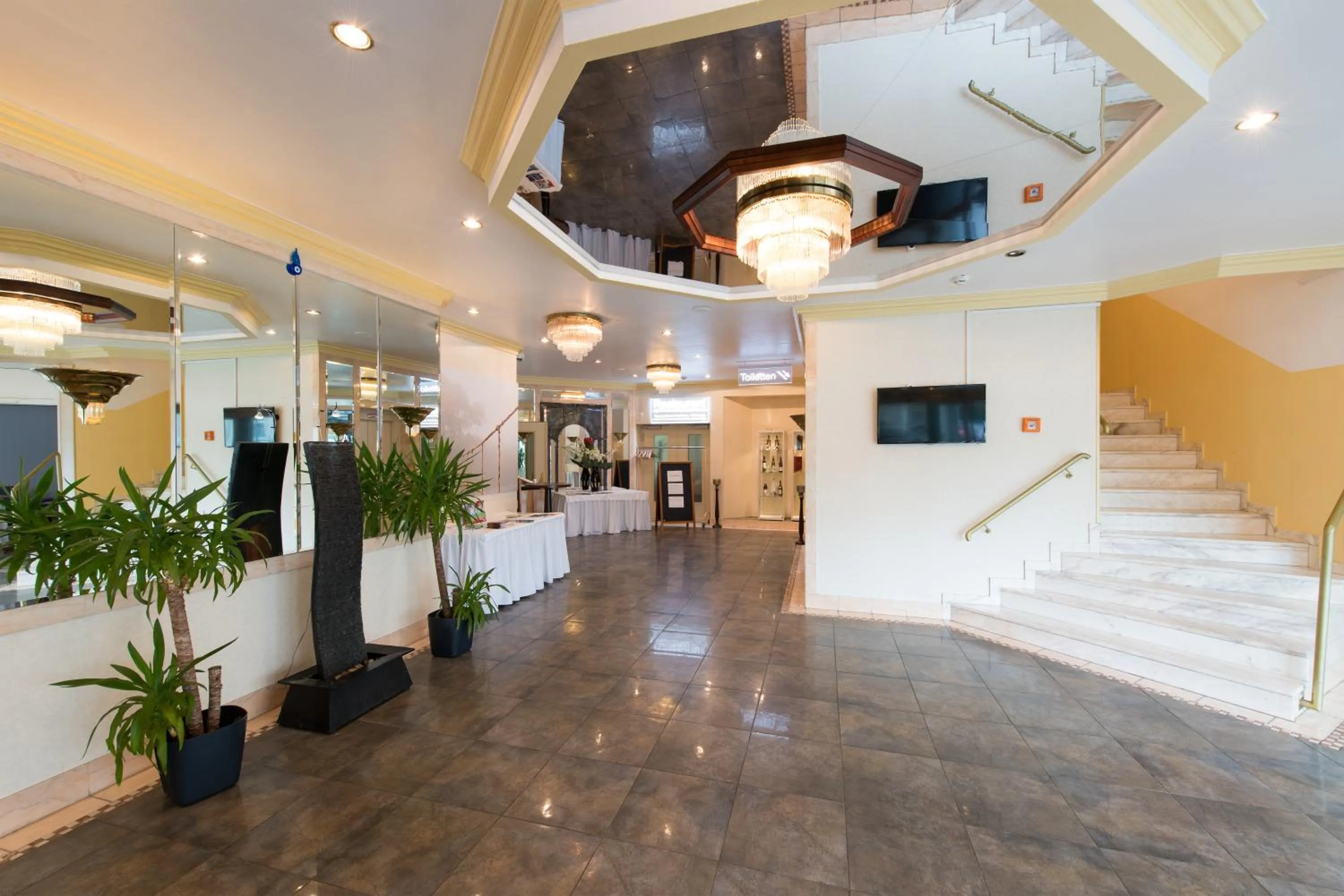 Lobby or reception in Parkhotel Frankfurt Airport