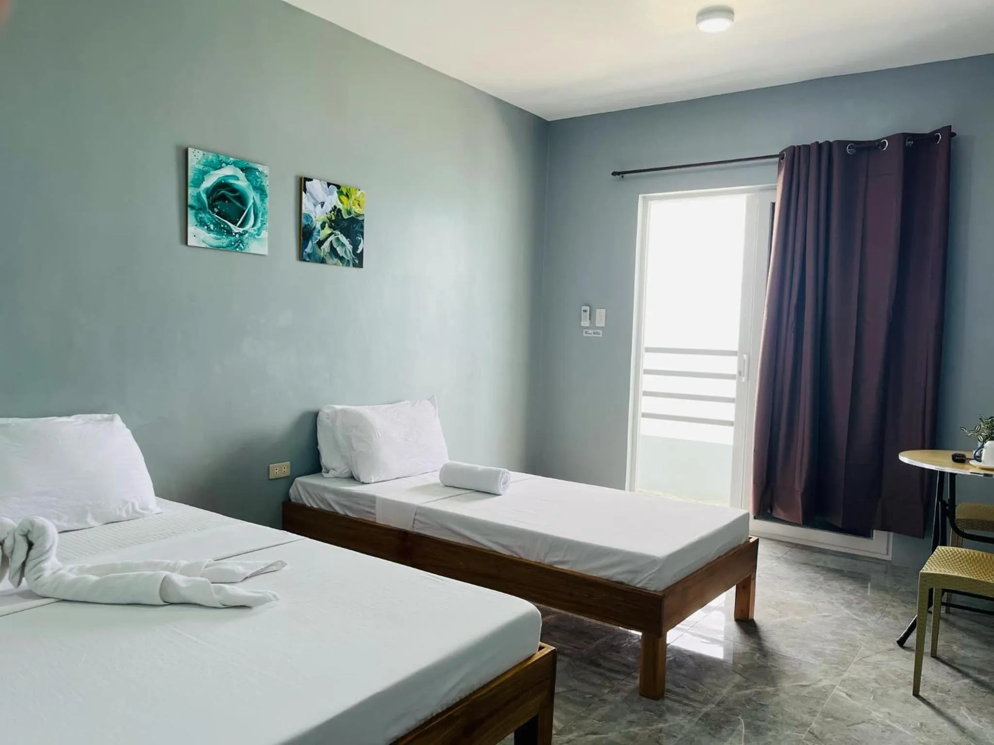 Bed in GOLDEN SUNSET INN