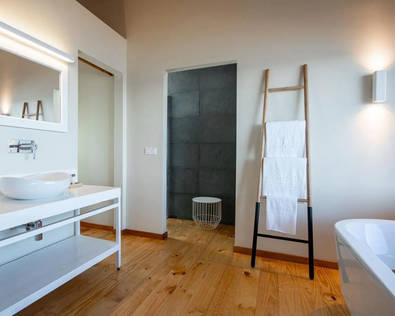 Bed in Montebelo Milibangalala Bay Resort