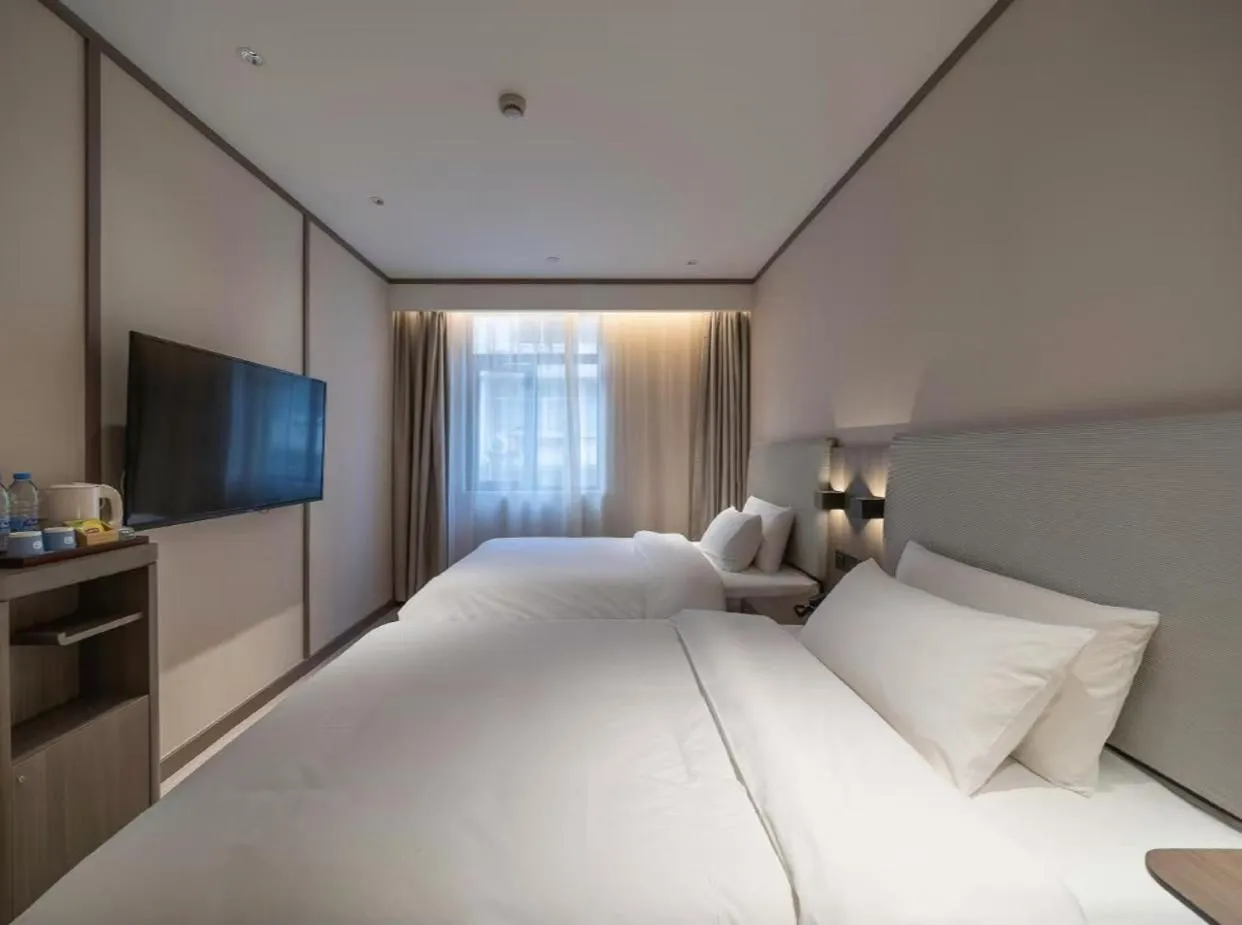 Photo of the whole room, Bed in Hanting Hotel(Shanghai Lujiazui Minsheng Road Subway Station)