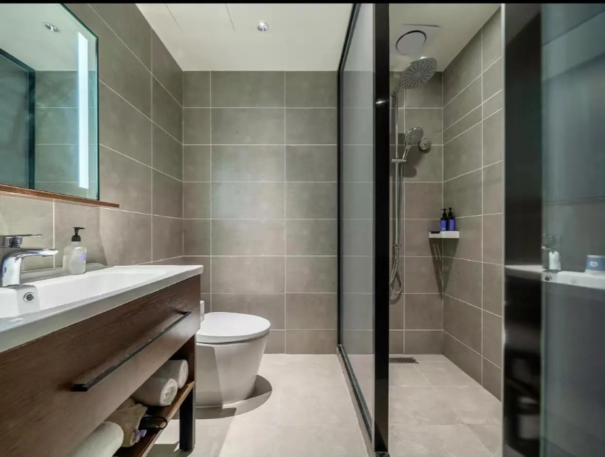 Shower in Hanting Hotel(Shanghai Lujiazui Minsheng Road Subway Station)