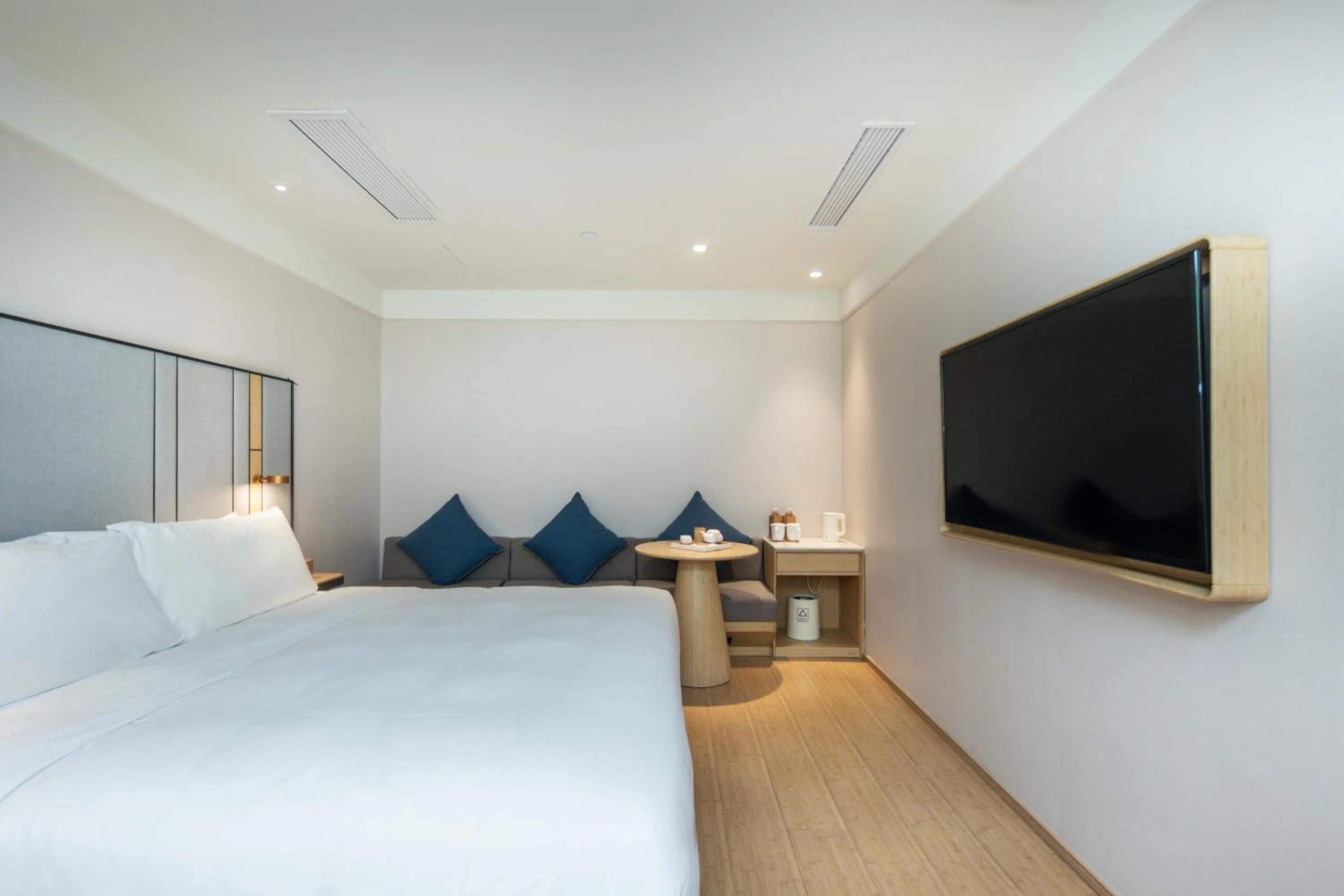 Bed in Ji Hotel (Shanghai Bund Ningbo Road)