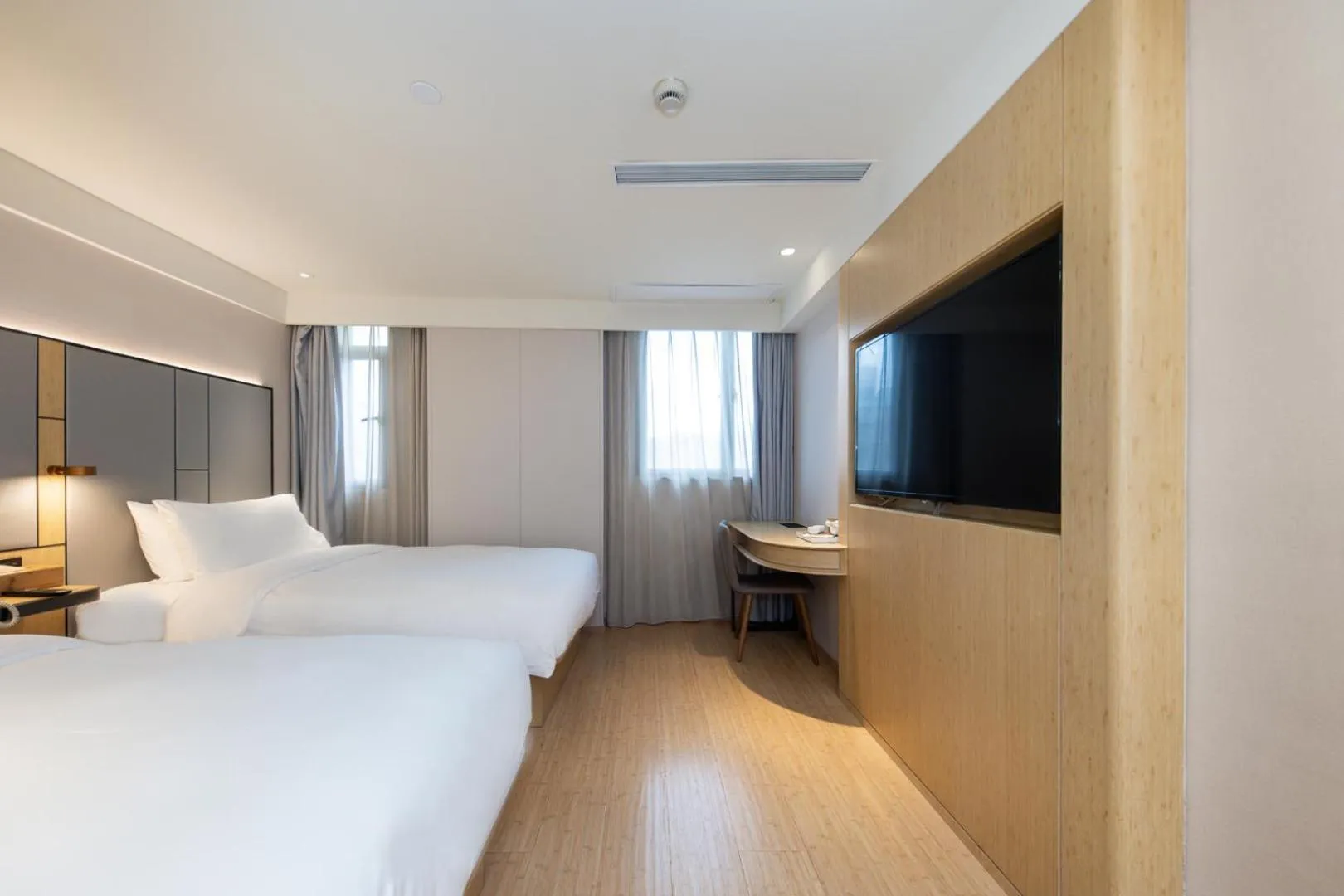 Bed in Ji Hotel (Shanghai Bund Ningbo Road)