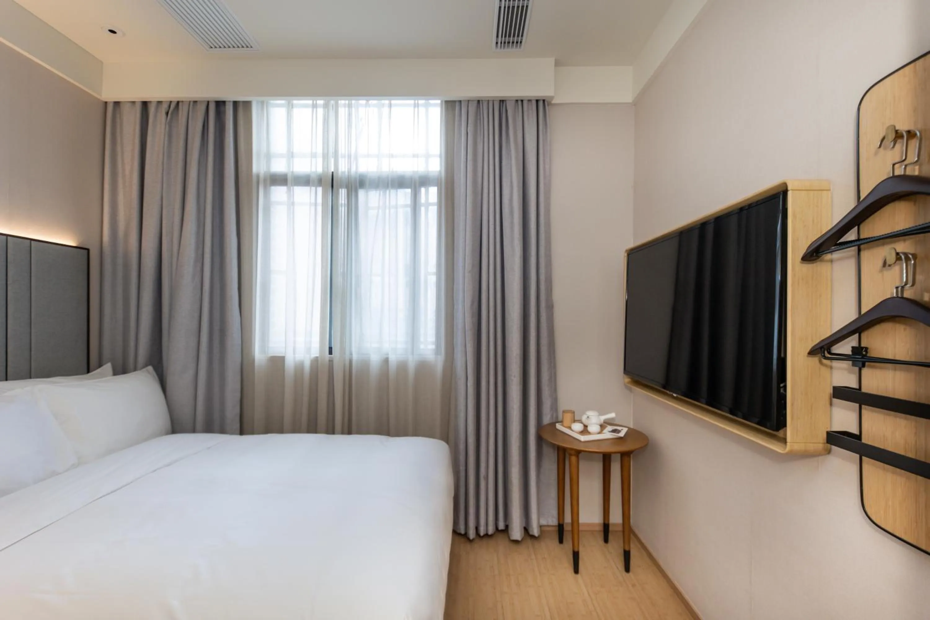 Bed in Ji Hotel (Shanghai Bund Ningbo Road)