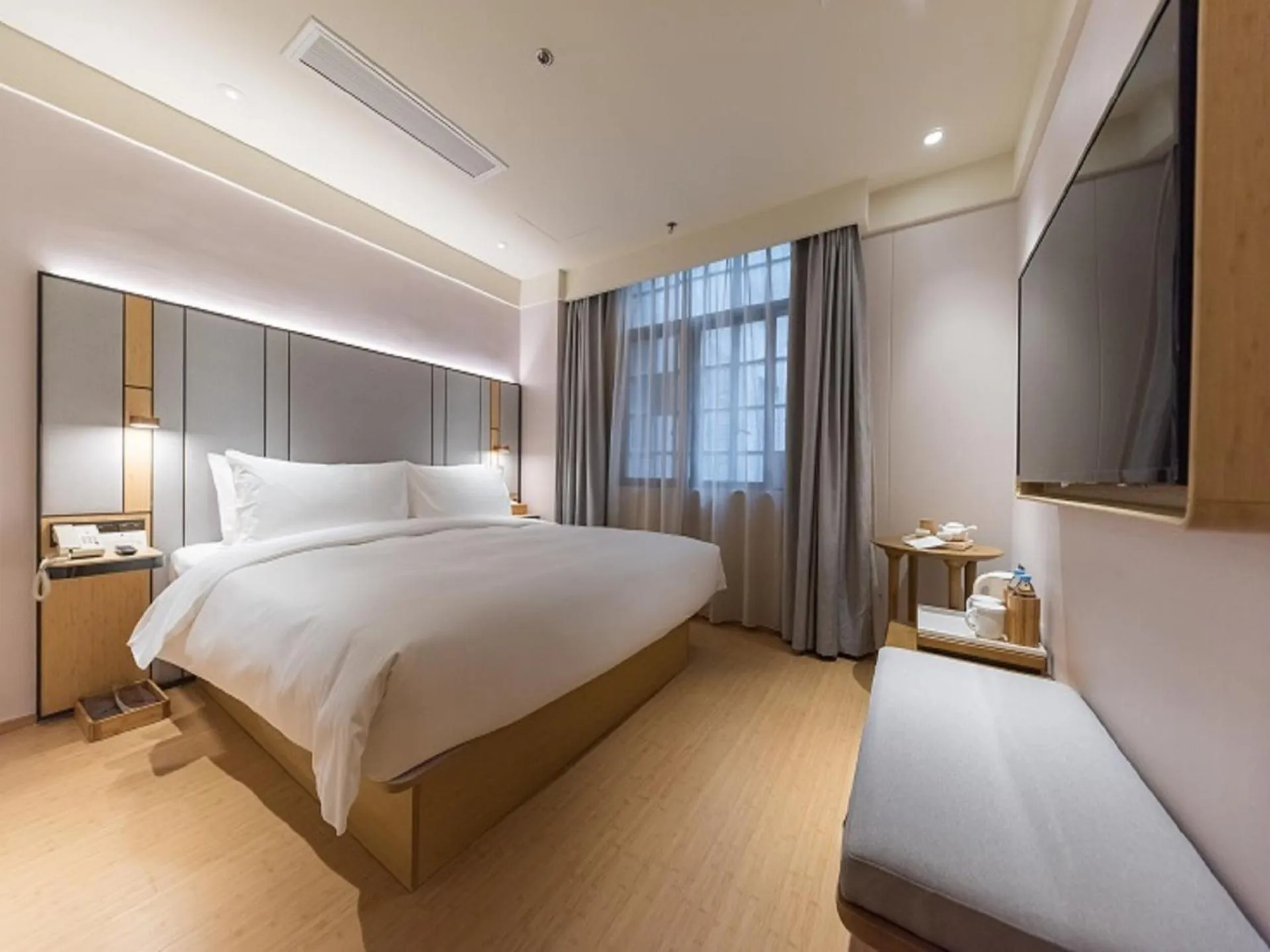 Bed in Ji Hotel (Shanghai Bund Ningbo Road)