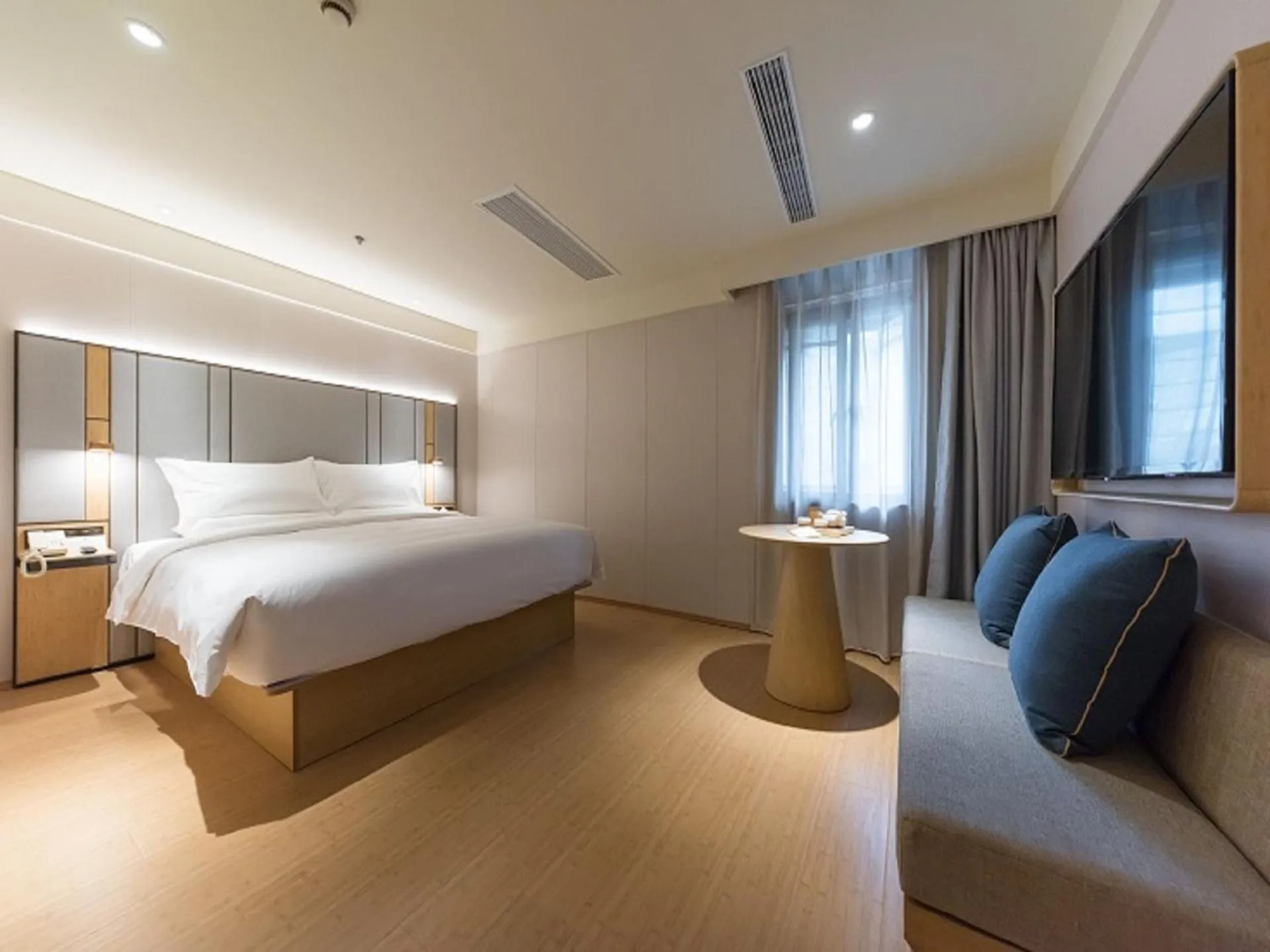 Bed in Ji Hotel (Shanghai Bund Ningbo Road)