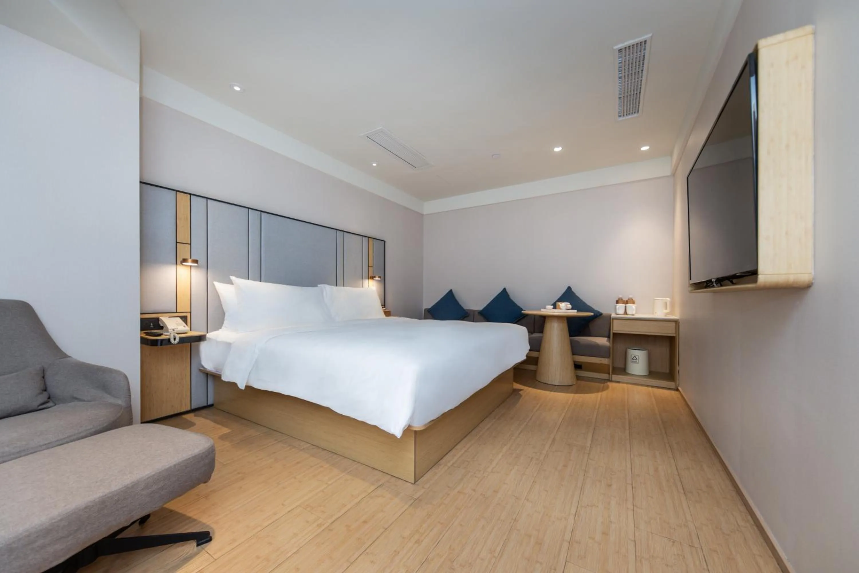 Bed in Ji Hotel (Shanghai Bund Ningbo Road)