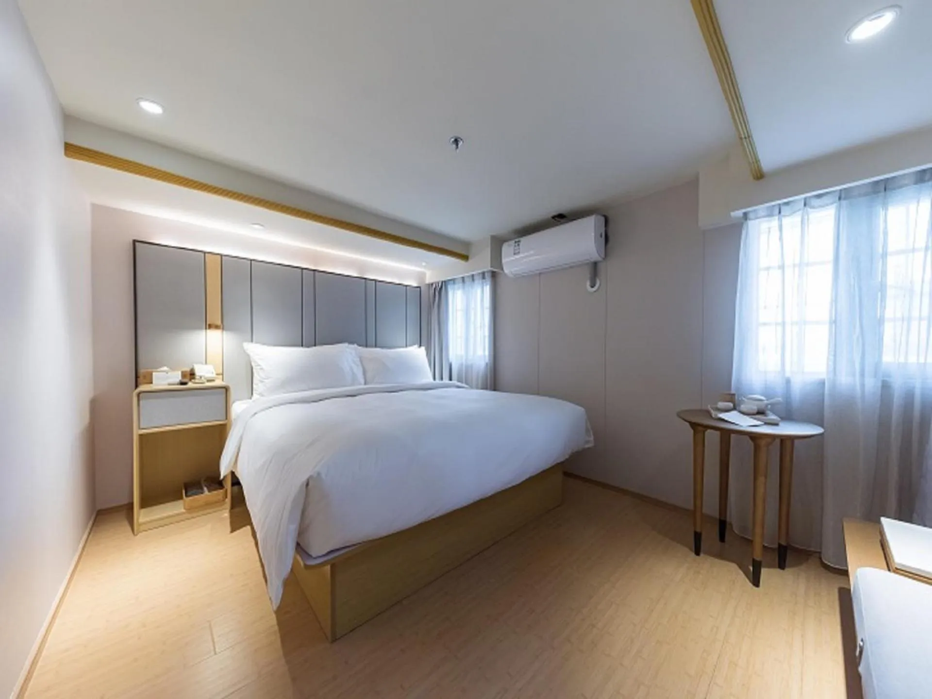 Bed in Ji Hotel (Shanghai Bund Ningbo Road)