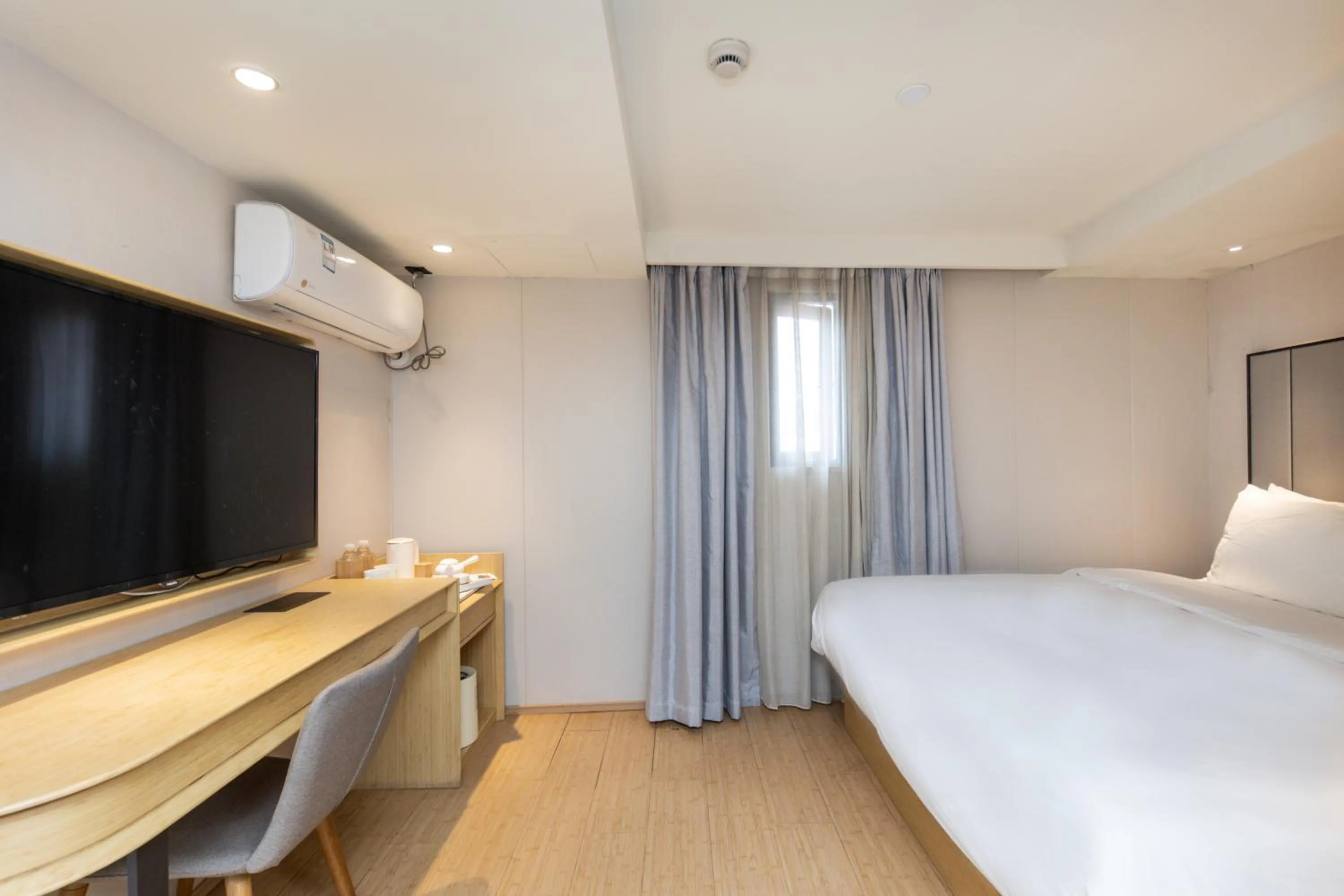 Bed in Ji Hotel (Shanghai Bund Ningbo Road)