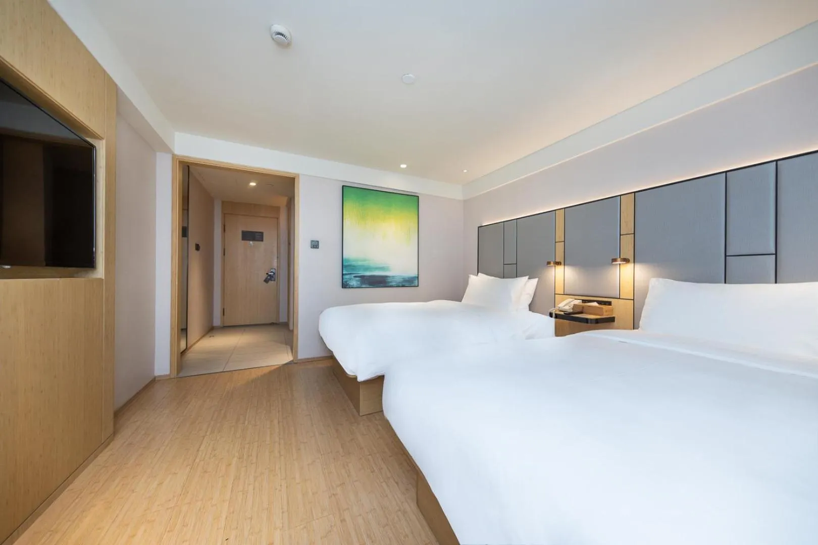 Bed in Ji Hotel (Shanghai Bund Ningbo Road)