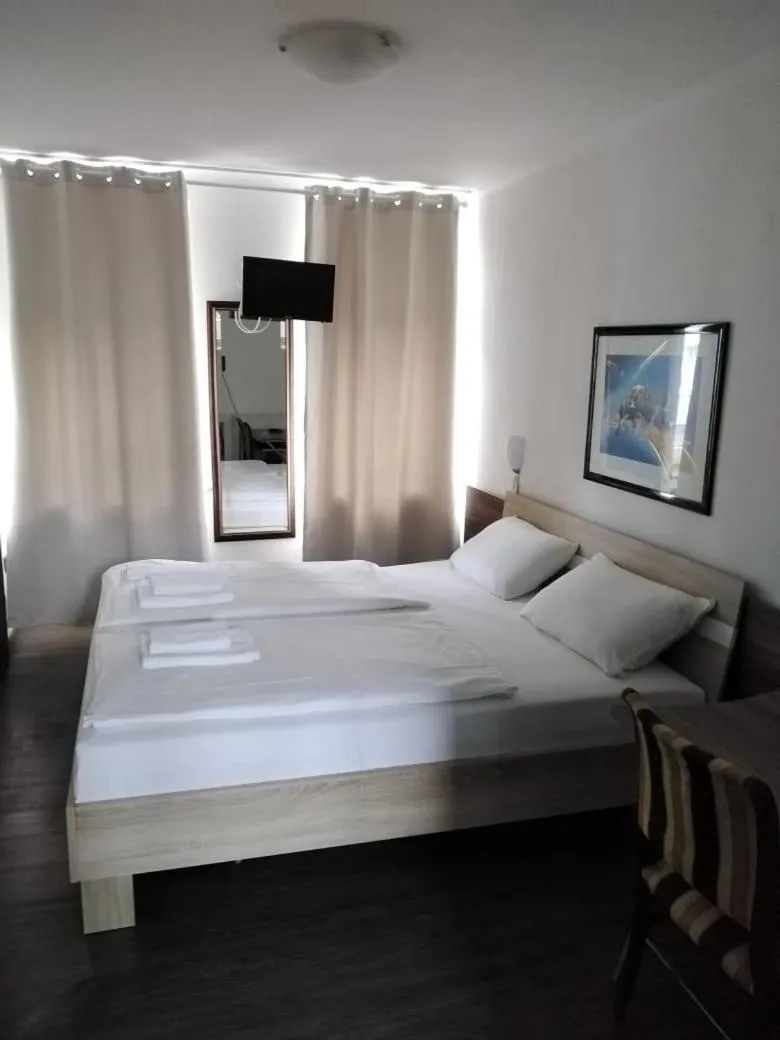 Communal lounge/ TV room, Bed in Hotel Berliner Hof