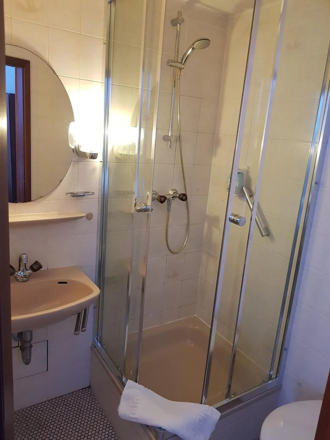 Shower in Hotel Berliner Hof